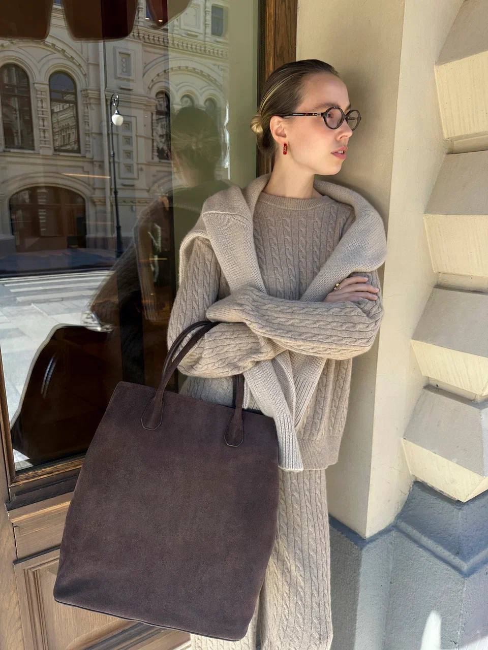 Костюм из кашемира, который хочется носить каждый день

В этом году мы связали костюм из нашего дорогого кашемира Consinee, который по свойствам волокна идентичен Loro Piana: такой же нежный, пушистый и легкий

Джемпер с косами связан из тонкой нити в два слоя, чтобы он согревал и не просвечивал. Вязаные брюки — бестселлер коллекции. Они удерживают тепло, а эластичный пояс и мягкие манжеты делают их максимально комфортными

Все для вашего гардероба на осень — на сайте, в приложении и магазинах 12 STOREEZ