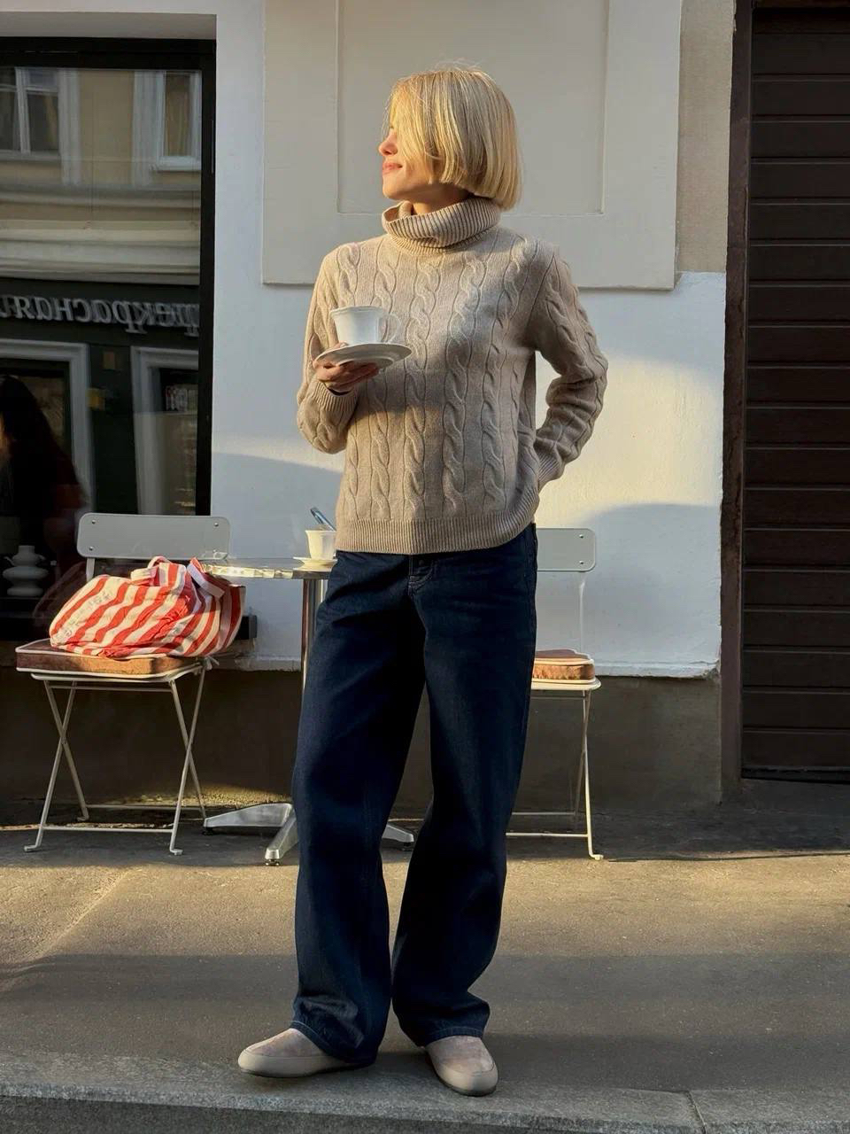 На каждый день — свитер Gulf Stream из воздушного кашемира

За чашкой кофе — с джинсами Selvedge Straight 328 для неспешного начала дня. В офис — с костюмом из шерсти и кашемира: двубортный жакет можно накинуть на объемный свитер, а широкие брюки со стрелками согреют прохладным утром. К образу добавьте мягкие лоферы с густой овчиной — на небольшом каблуке или плоском ходу, для легкости в каждом шаге 

Другие идеи для вашего гардероба на осень ищите на сайте, в приложении и магазинах 12 STOREEZ

🤍12 STOREEZ