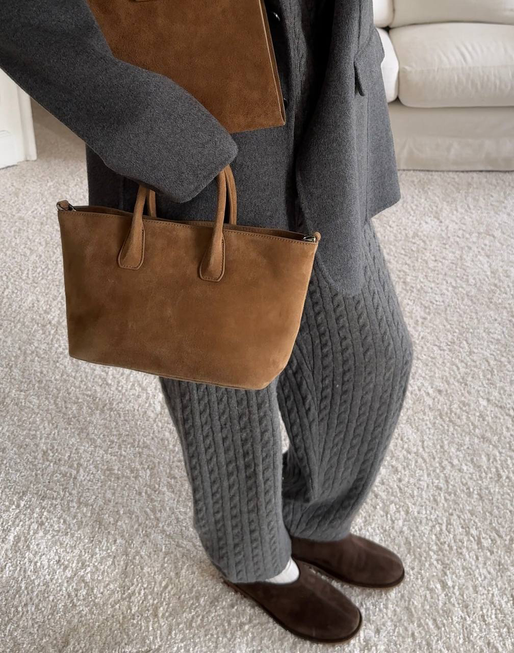 Согреют вас, пока спешите в офис или гуляете в парке — лоферы Mayfair на меху

Мы сшили их из мягкой ворсистой овечьей кожи. Внутри — теплая овчина. Мех специально оставили светлым, чтобы обувь не окрашивала носки. Удобная петелька помогает снимать и надевать лоферы одним движением, а резиновая подошва защищает от скольжения

Все теплые новинки ждут вас в разделе «Обувь» на сайте, в приложении и магазинах 12 STOREEZ

🤍12 STOREEZ