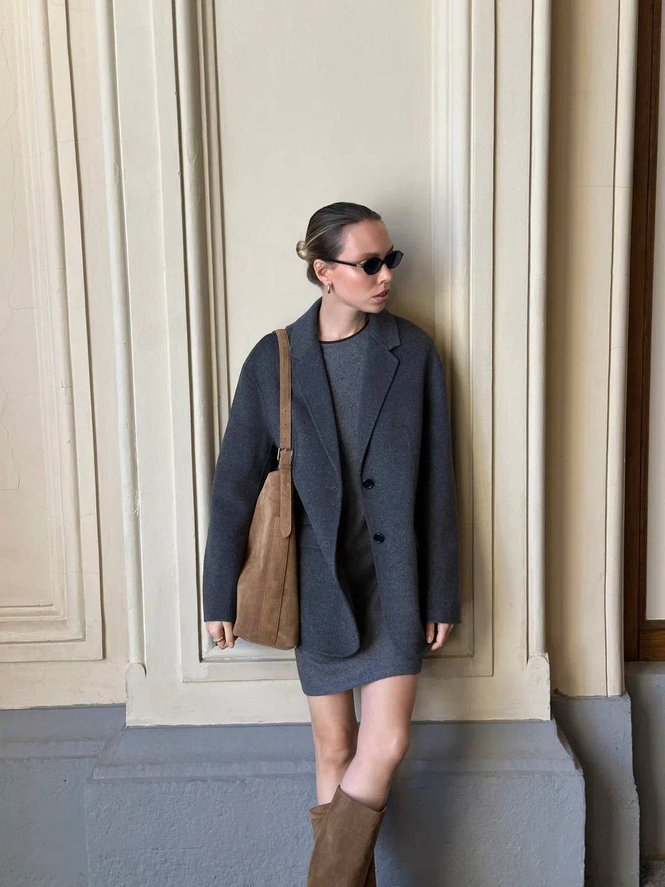 Новинка сезона — вместительная сумка Arc

Лаконичная и удобная — на каждый день. Мягкая замша дополнена подкладкой из нежного велюра, а широкое кожаное дно держит форму и позволяет легко найти все необходимое. Ремешок сверху сшит из замши, а снизу — из гладкой кожи, которая не окрасит одежду. Внутри — съемная косметичка на молнии, чтобы все важное было под рукой

Все новинки раздела «Аксессуары» ищите на сайте, в приложении и магазинах 12 STOREEZ