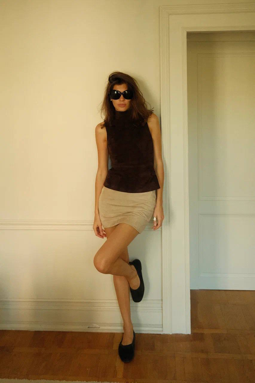 В чем провести эту осень?

Для тех, кто хочет подчеркнуть силуэт — топ из бархатистой замши. Внутри высокого воротника тонкая кожа, которая сохраняет его форму. Носим с классическими брюками из кожи или замшевой юбкой мини

Для тех, кто выбирает уют — бомбер из замши с мягкой подкладкой. Надеваем на рубашку или поверх свитера, добавляем брюки из вельвета, а в качестве обуви — мягкие балетки из замши или мюли со стелькой из овчины

Больше идей для гардероба ищите на сайте, в приложении и магазинах 12 STOREEZ

🤍12 STOREEZ