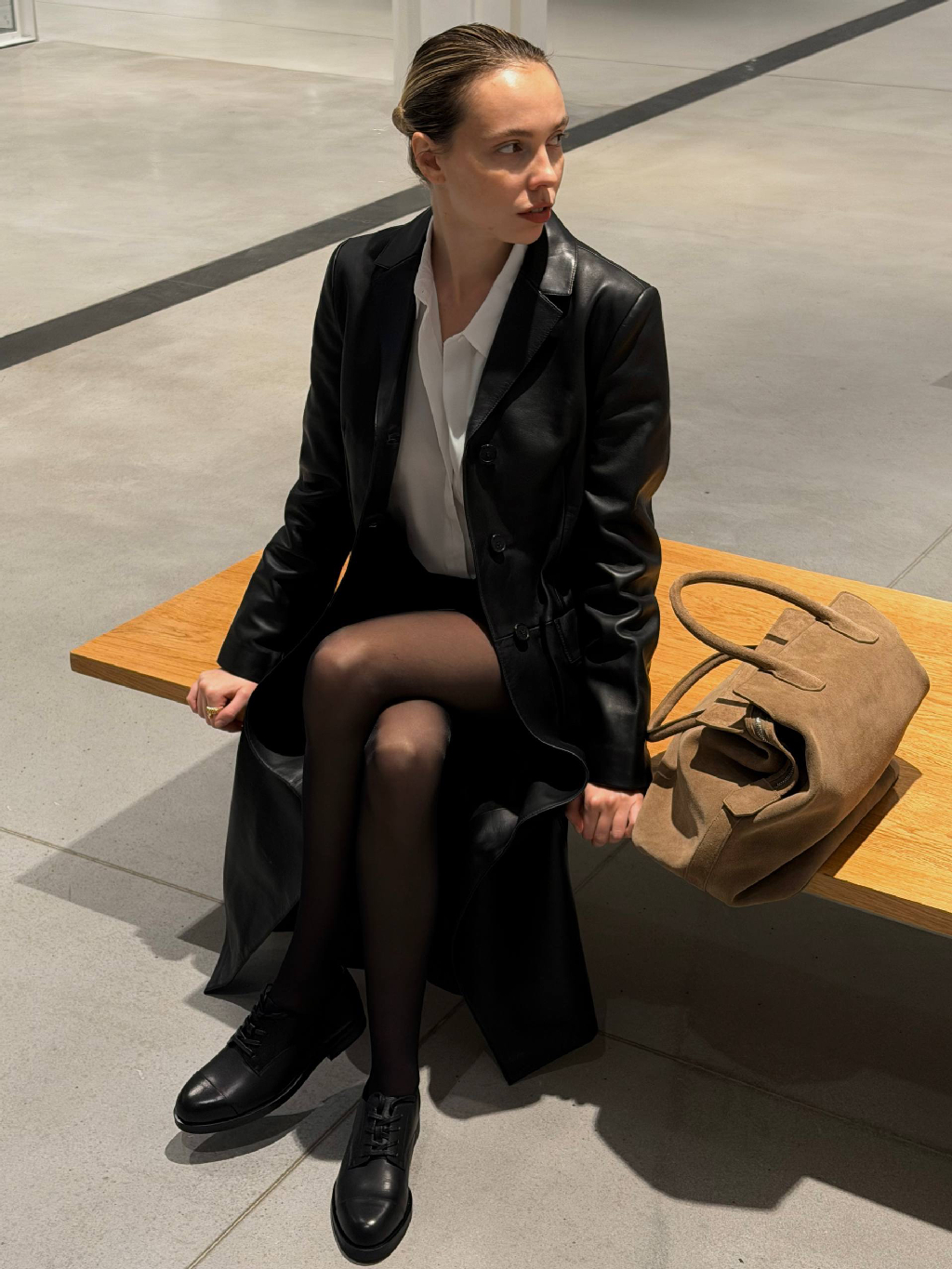 Тренч Confidence 

Прямой, классический плащ длиной ниже колена из плотной, мягкой и ровной кожи с минимальной обработкой — сохраняет свои качества на десятилетия. Носите его с платьями, водолазками, рубашками и тонкими джемперами.