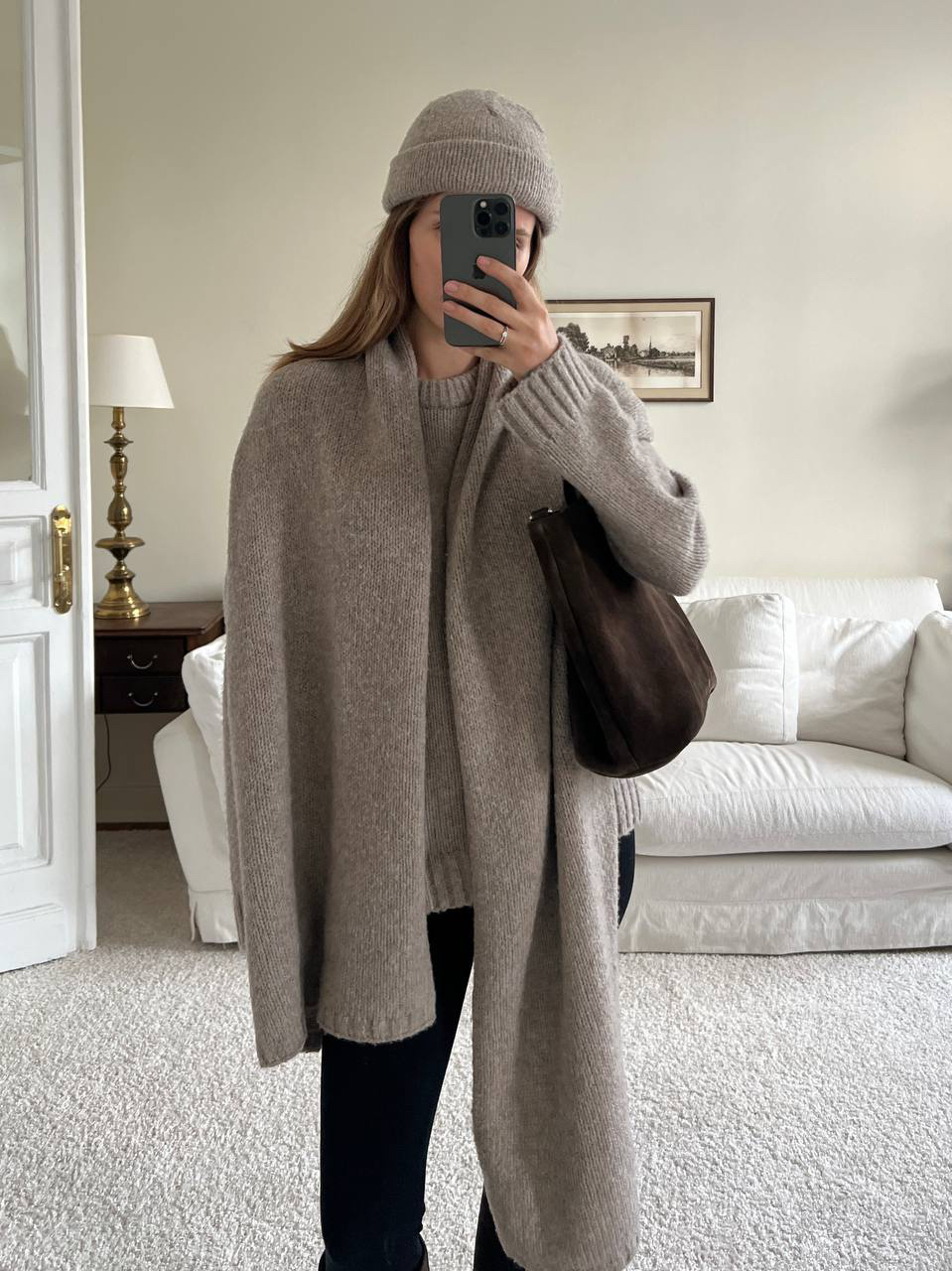 Комплект на каждый день — шарф и шапка Nest из шерсти мериноса и яка

Пряжа с таким составом встречается редко: она мягкая, нежная и удерживает тепло даже при -30 °C

Шапка легкая и свободная — сохранит объем вашей прическе, а форма бини подойдет и к пуховику, и к пальто. Шарф широкий и длинный, как палантин, согреет вас в самые холодные дни. Края связаны резинкой — не растягиваются и сохраняют форму несколько сезонов

Больше аксессуаров — на сайте, в приложении и магазинах 12 STOREEZ