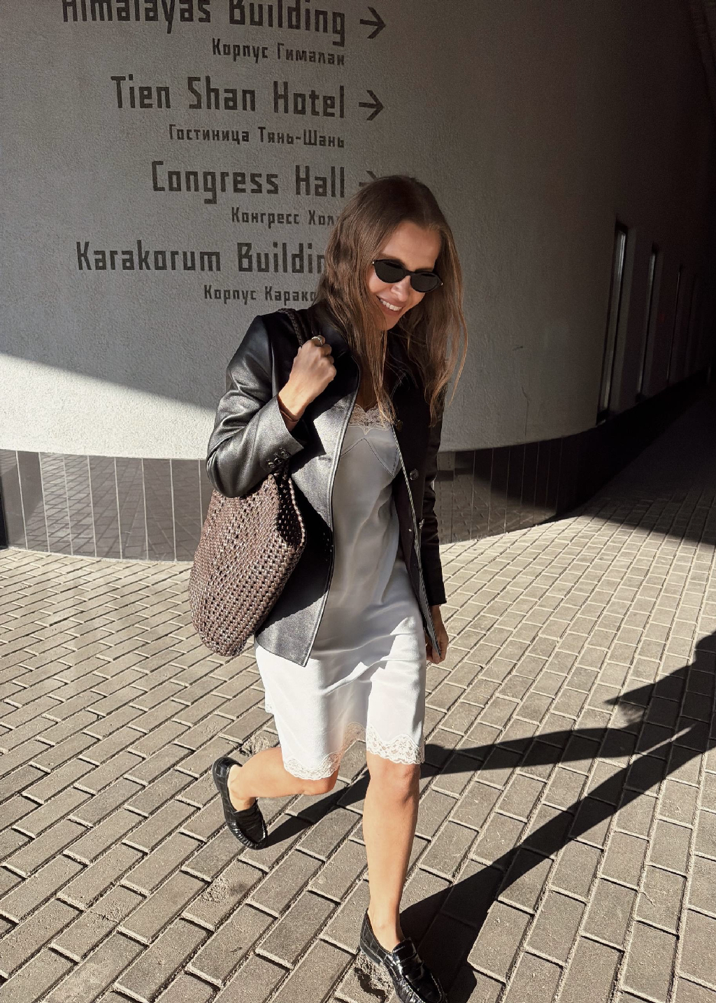 Выбор Ирины Голомаздиной из весенней коллекции — жакет Anna и плетеная сумка Rio

Жакет из мягкой пластичной кожи подчеркивает талию, а сумка-корзинка, сплетенная вручную из тонких кожаных шнуров, вмещает все необходимое, даже ноутбук.  

Все изделия уже ждут вас на сайте и в магазинах 12 STOREEZ