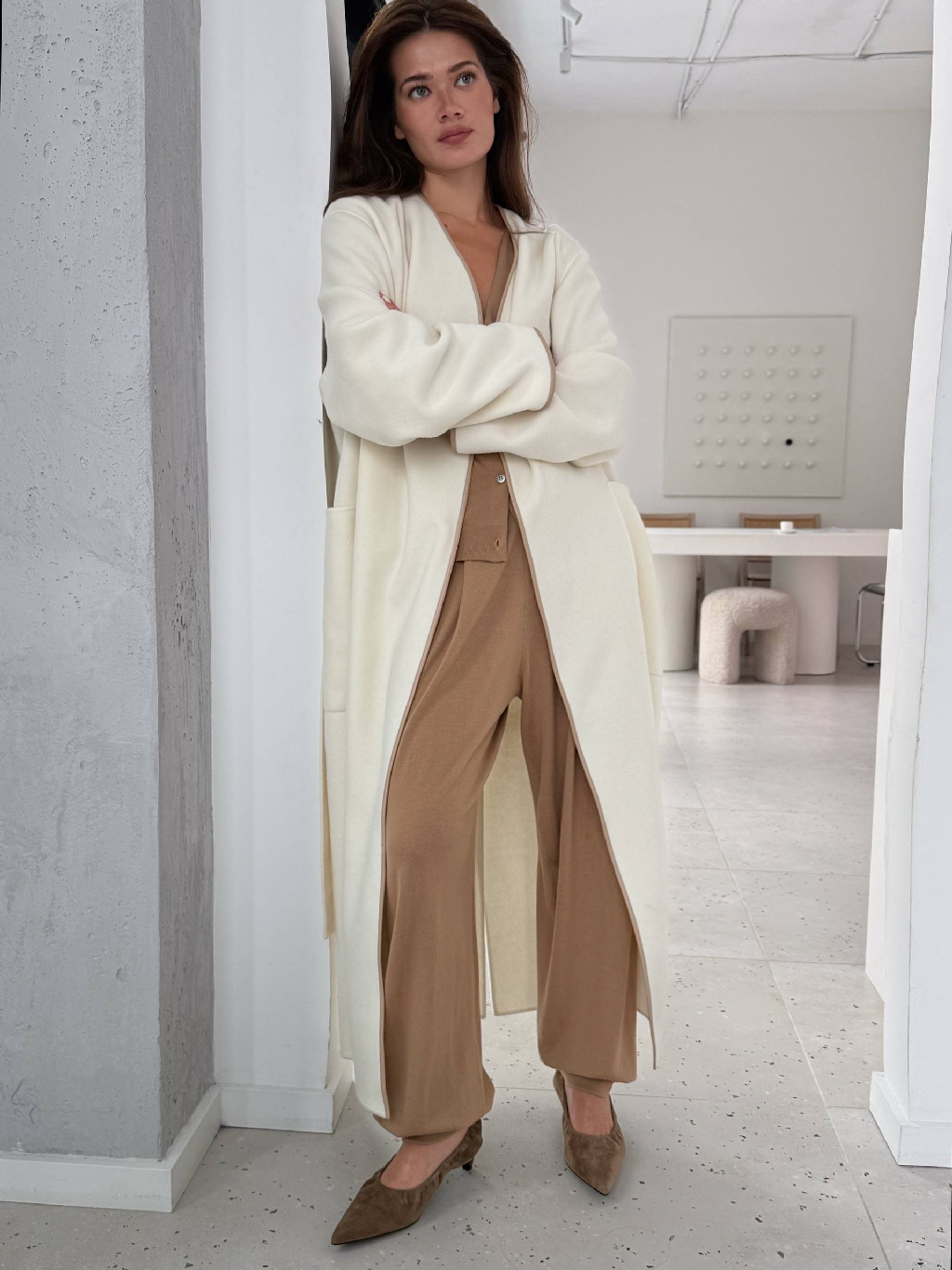 После долгих выходных приятно снова почувствовать в себе силы для новых дел и планов. Возвращаемся к повседневному ритму мягко и плавно — через собранные, но по-прежнему комфортные образы.

Чтобы не тратить время на поиск подходящих сочетаний — мягкий комплект Jasmin из шерсти и кашемира со свободной посадкой. Сочетаем  с удлиненными пальто из шерсти, в которые можно укутаться, как в любимый плед — вариант для тех, кто хочет ощущать уют даже за пределами дома.
