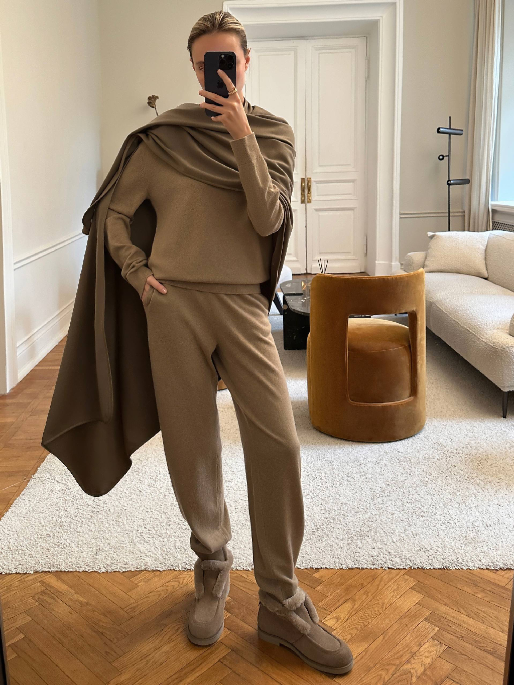 Для зимнего гололеда и морозов до -10 °C — теплые ботинки на меху 

Снаружи плотная замша, а внутри — густой овечий мех. Ботинки будто обнимают ногу благодаря широкому носку и внутренней резинке. Подошва из нескользящей резины похожа на каучук, но прослужит вам дольше.

Выбирайте свою пару на зиму на сайте, в приложении и магазинах 12 STOREEZ