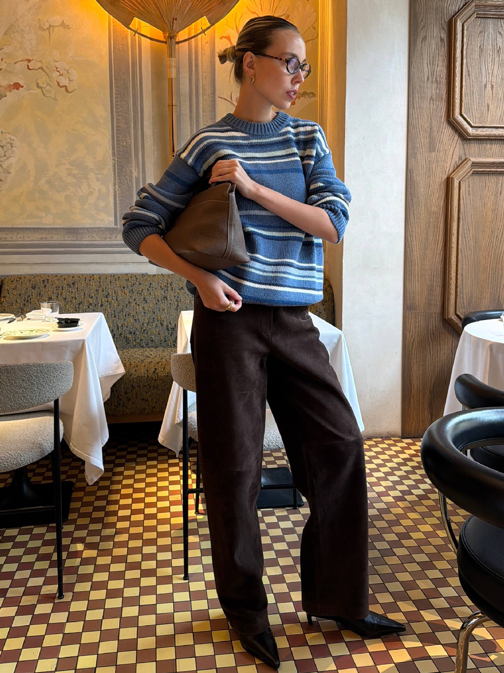 Новинка нашей коллекции — джемпер Seaside

Мы сшили его из воздушных и легких нитей хлопка, создающих эффект ручного вязания. Джемпер объемный, но не оверсайз, со спущенным плечом — его удобно носить поверх рубашек и топов. Полоска не повторяется и точно совмещается в швах изделия.

Оттенок, который подойдет к вашему гардеробу можно выбрать на сайте, в приложении и магазинах 12 STOREEZ