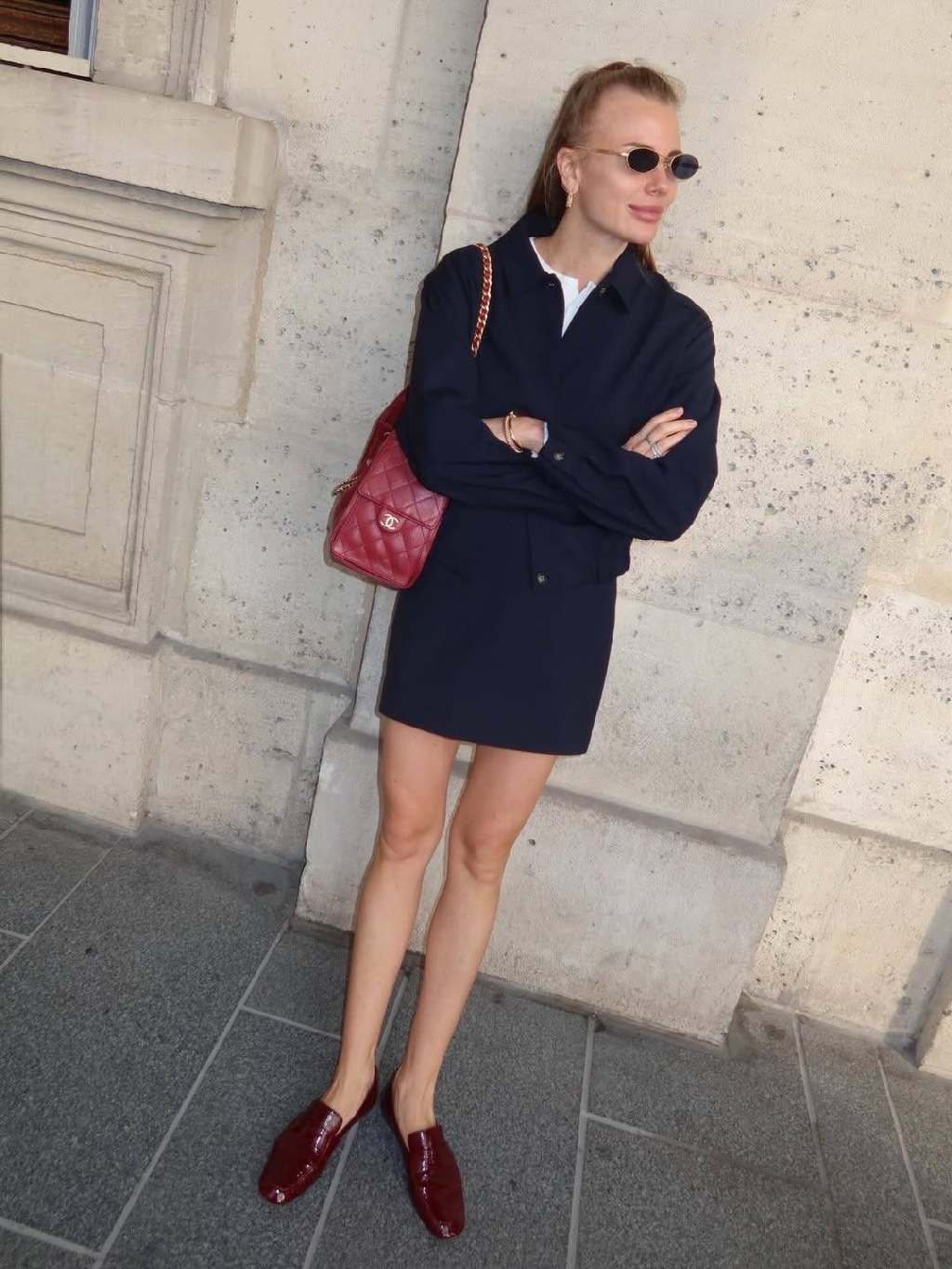 Выбор Ольги Свичинской из весенней коллекции — жакет и юбка Hampshire

Комплект из ткани на основе шерсти мериноса, дышащей и комфортной для всего теплого сезона. По крою бомбер напоминает рубашку, а особенность юбки — удобный корсажный пояс, как в брюках.
