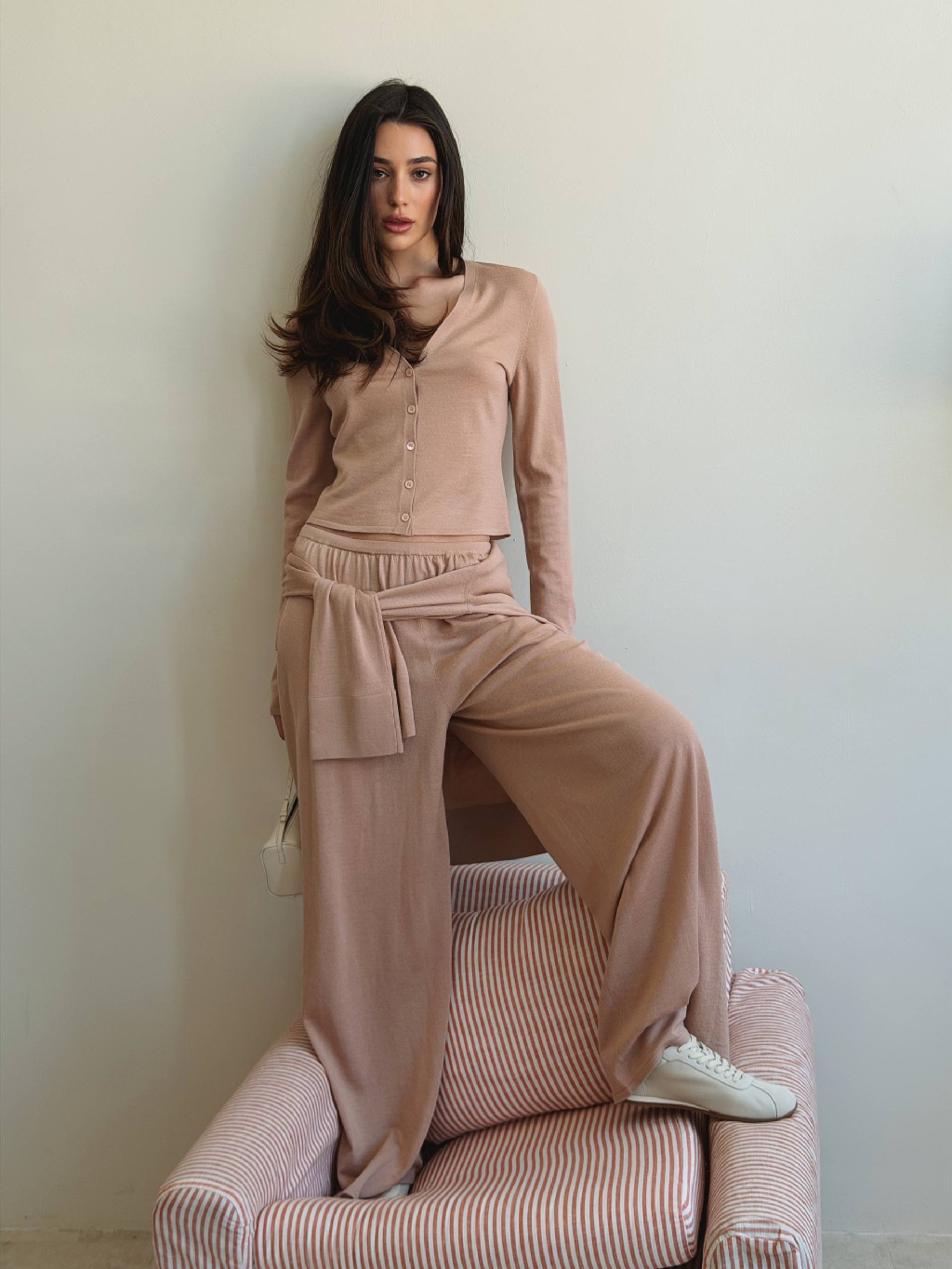 Мягкий и невесомый комплект на каждый день — кардиган и брюки Camelia

Из тонкой мериносовой шерсти и натурального шелка — пластичной ткани с деликатным блеском, она не колется и не перегревает кожу. Кардиган легкий, слегка укороченный, застегивается на пуговицы из натурального перламутра. Брюки широкие, по бокам удобные карманы, а эластичный пояс позволяет регулировать посадку.

Больше уютных изделий для вашего гардероба — на сайте и в приложении 12 STOREEZ