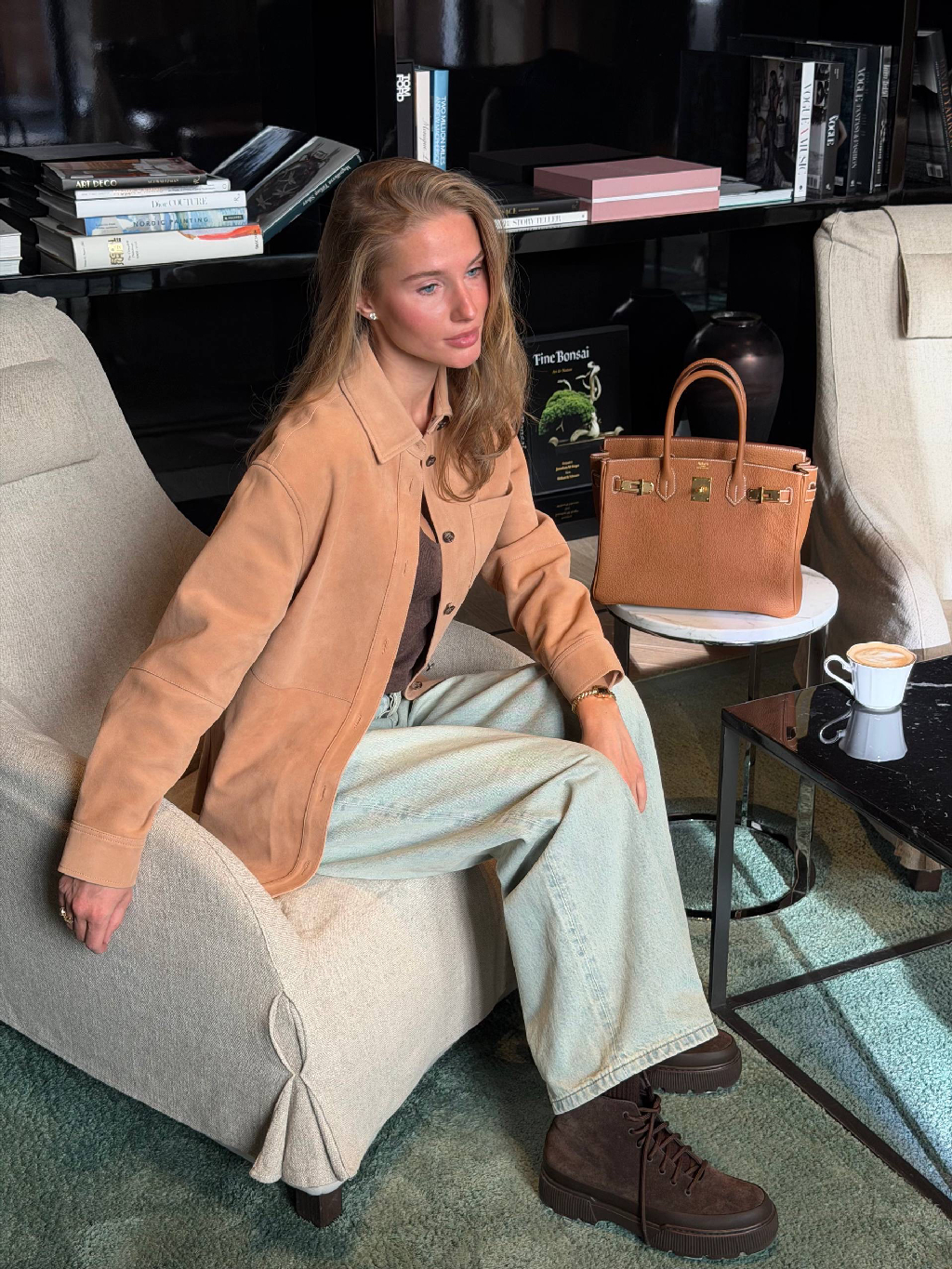 Новинка нашей коллекции — куртка-рубашка Texas

Модель из плотной замши с мягким ворсом — долговечной и согревающей. Чтобы сделать рубашку легче, мы сшили ее по новой технологии и отказались от подкладки. Ее можно сочетать с топом или лонгсливом вместо жакета, носить с любимыми джинсами или юбкой из кожи. 