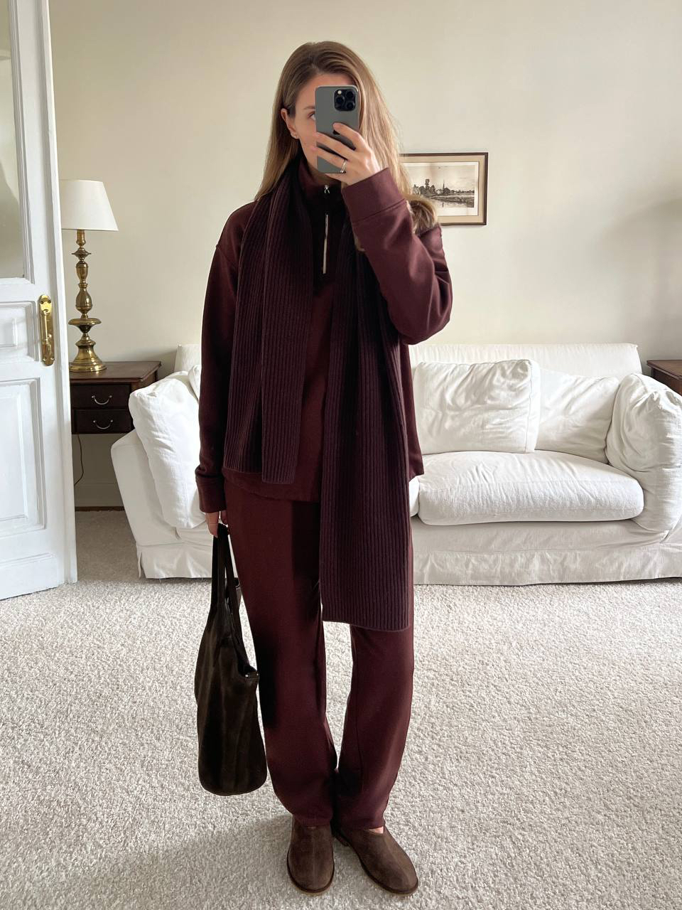 Костюм из мягкого хлопка и шерсти 

Ткань с легким начесом, приятная к телу, дышащая и уютная. Широкая толстовка затягивается на кулиску — можно менять силуэт в течение дня. Прямые брюки с мягкими манжетами и удобным поясом не выглядят спортивными — их можно стилизовать и с классическим жакетом, и с каблуками

Больше идей для образов на каждый день ищите на сайте, в приложении и магазинах 12 STOREEZ