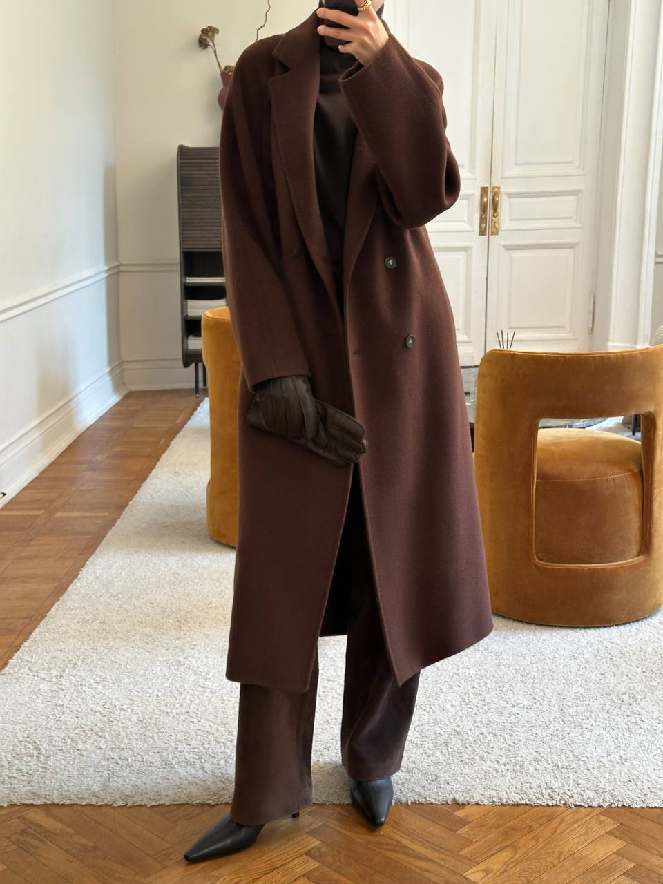 От холодного ветра и метели — перчатки Pinata

Мы используем кожу силки — натуральную замшу, на поверхность которой тонким слоем наносятся специальные полимеры. Они придают легкий блеск, делают материал гладким и защищают от влаги и царапин

Внутри — густая овчина с мягкими завитками. Перчатки сохраняют тепло и легко снимаются, потому что свободно облегают руку

Эти и другие аксессуары из кожи ищите на сайте, в приложении и магазинах 12 STOREEZ