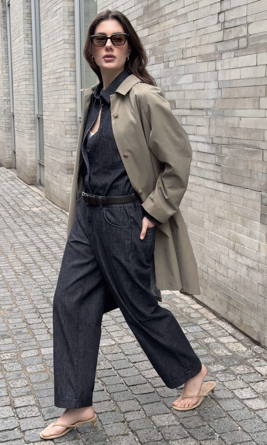 Идея образа из денима — рубашка Light + джинсы Light Relaxed 531

Для этих моделей мы выбрали дышащий и легкий деним, цвет которого выварили до голубого и добавили пигмент, чтобы оттенок выглядел более интересным.

Укороченную рубашку удобно носить заправленной и навыпуск — складка на спинке дает дополнительную свободу, а пояс джинс частично эластичный, чтобы было комфортнее.

Эти и другие изделия из денима можно найти на сайте и в магазинах 12 STOREEZ