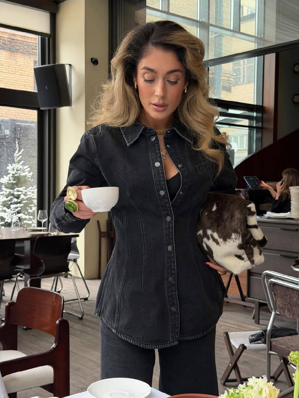 Выбор Ирмы Огановой — рубашка Jolene и джинсы Wide Leg 415. Наша новинка — рубашка из денима подчеркивает силуэт и хорошо держит форму: ее можно носить поверх майек или топов.
