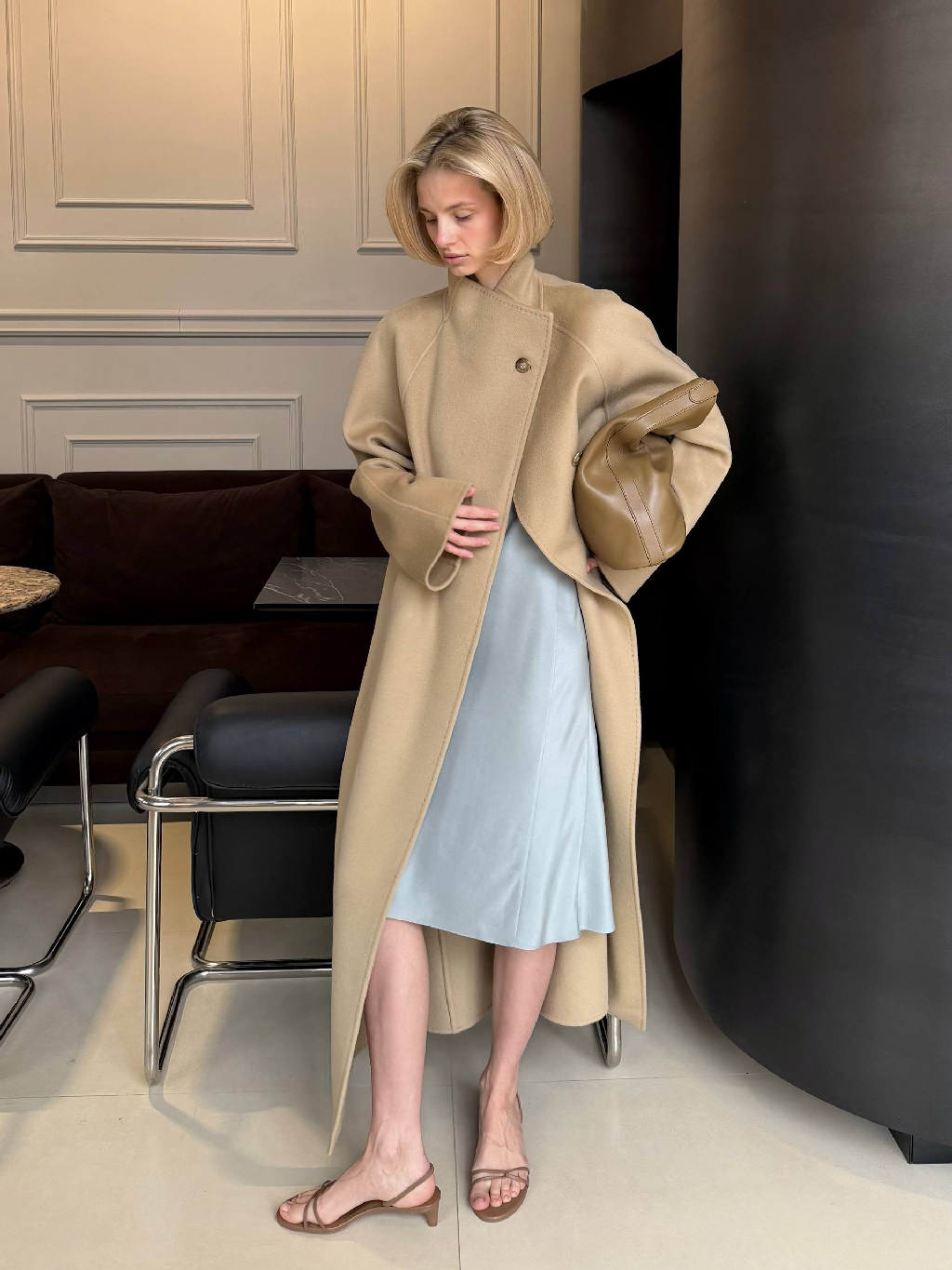 Холодное утро и жаркий день — какую верхнюю одежду выбрать для переменчивого марта?

Для тех, кто любит носить пальто нараспашку — легкая модель Colette из мягкой шерсти австралийского мериноса. Все швы аккуратно спрятаны между двумя слоями ткани — пальто выглядит безупречно и снаружи, и изнутри.

Все изделия можно найти на сайте, в приложении и магазинах 12 STOREEZ
