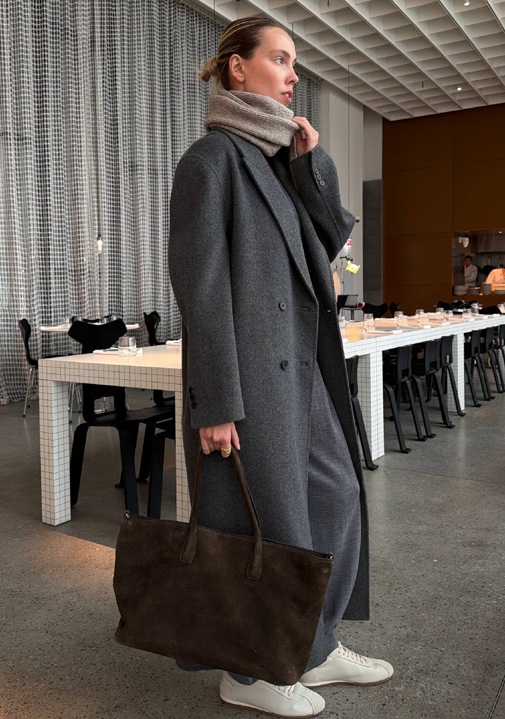 Новинка нашей коллекции — пальто Dean

Мы сшили его из мягкой и теплой шерсти австралийского мериноса по технологии double face: все швы спрятаны между слоями ткани — пальто выглядит аккуратно и снаружи, и изнутри.

За счет подплечников кажется, будто изделие с мужского плеча, но при этом визуально вытягивает фигуру. Длина пальто чуть выше щиколотки — его удобно носить с платьями и юбками.