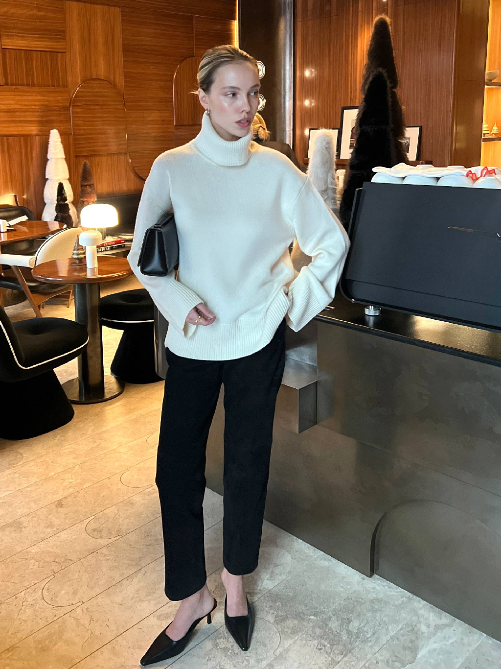 Новая версия модели Balance — свитер из шерсти и кашемира

Для него мы выбрали новую пряжу: 70% шерсть мериноса и 30% кашемира. Она легче, чем пряжа 50/50, но такая же мягкая и теплая. У свитера свободный силуэт, резинки на манжетах и по низу держат форму, а высокий воротник защищает от холодного ветра.

Носите его с прямыми брюками, юбками и любимыми джинсами — или создавайте свои комбинации в повседневных образах.

Все изделия на зимний сезон ждут вас на сайте, в приложении и магазинах 12 STOREEZ