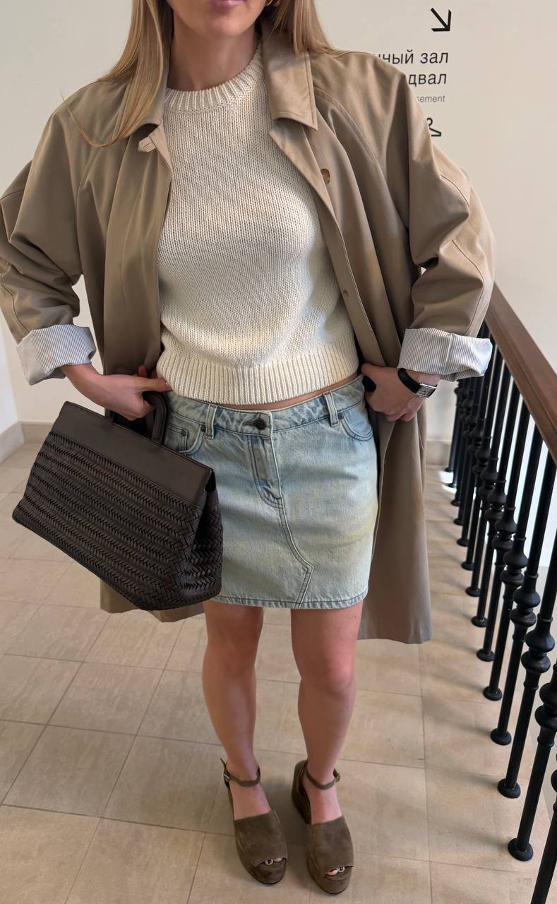 Как стилизовать деним этой весной? 

Особенность юбки-мини Beverly Hills — фигурный передний шов, который создает эффект перешитых джинсов. Сочетайте юбку с легким тренчем, любимым джемпером и босоножками на танкетке.