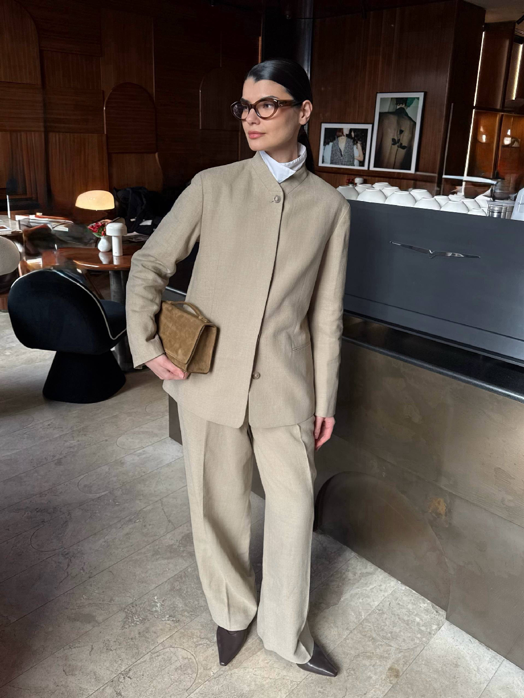 Что выбрать для длинного рабочего дня? Жакет и брюки Arcade

Мы сшили комплект из португальского льна: благодаря поливискозе в составе ткань меньше мнется и лучше держит форму, чем обычный лен.

Жакет можно носить даже в жаркие дни — внутри подкладка из дышащей вискозы с хлопком. Особенность брюк — длинный пояс: он подчеркивает линию бедер, но если понадобится, пояс легко снять.

Костюм представлен в двух оттенках: серо-бежевом и кофе с молоком. Выбрать свой цвет можно на сайте и в приложении 12 STOREEZ