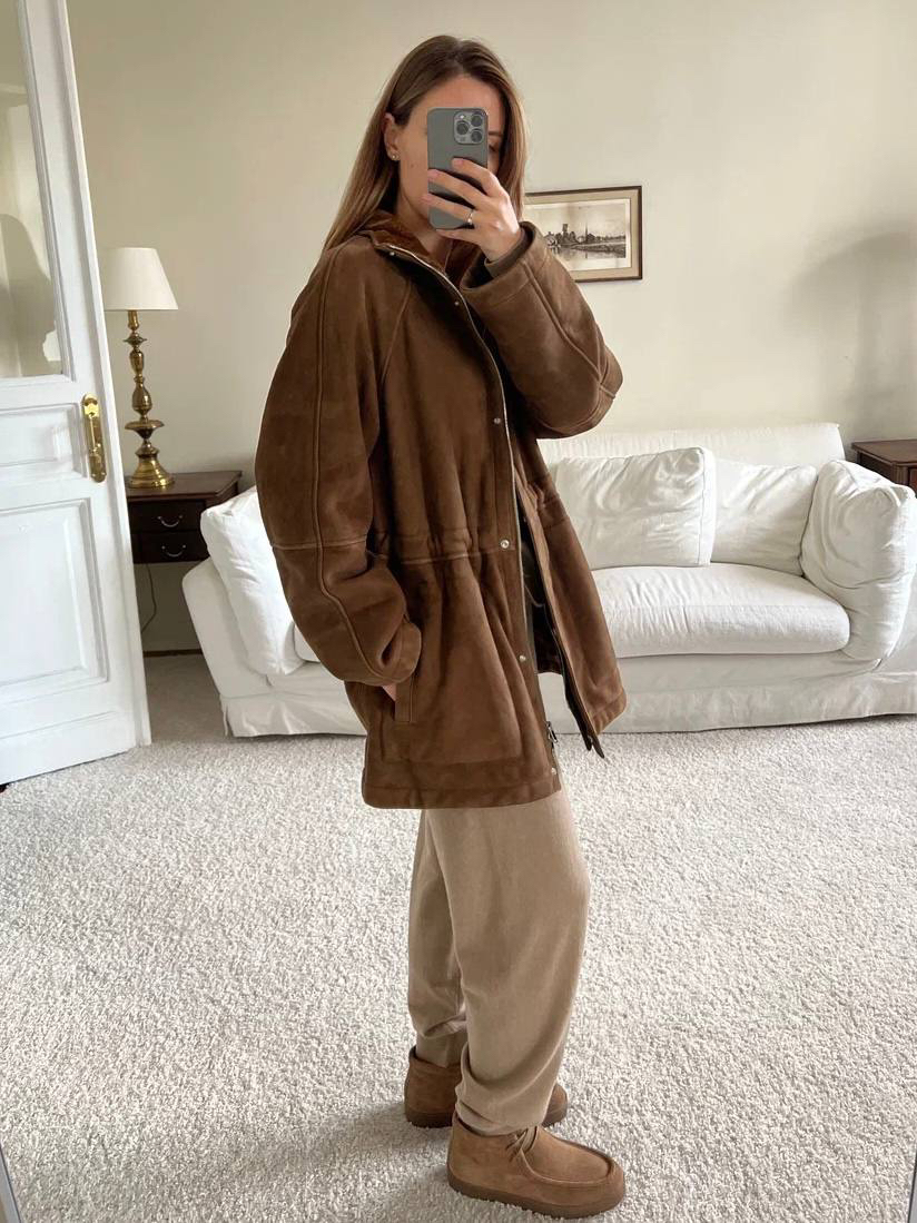 Ботинки, в которых тепло даже в -15 °C

Высокие, из замши, с густой овчиной внутри. Легкая подошва из резины с протектором не скользит и защищает от холода, а стелька с подпяточником из кожи помогает меху сохранять форму

Выбирайте изделия на зиму в разделе «Обувь» на сайте и в приложении 12 STOREEZ