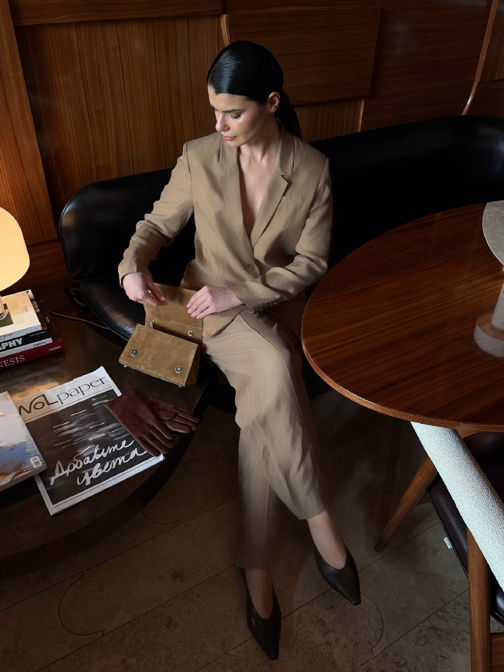 Идея образа для офисных будней — жакет и брюки Mirage

Комплект сшит из смеси купро и вискозы — бархатистой матовой ткани, дышащей и мягкой. Она выглядит не отглаженной, живой — это ее особенность.

Легкий и аккуратный жакет приятно носить даже в жару: для подкладки мы выбрали дышащую вискозу с шелком. Широкие брюки свободно облегают и садятся чуть ниже талии.

Комплект представлен в двух оттенках: светло-сером и кофе с молоком. Выбрать свой цвет можно на сайте и в приложении 12 STOREEZ