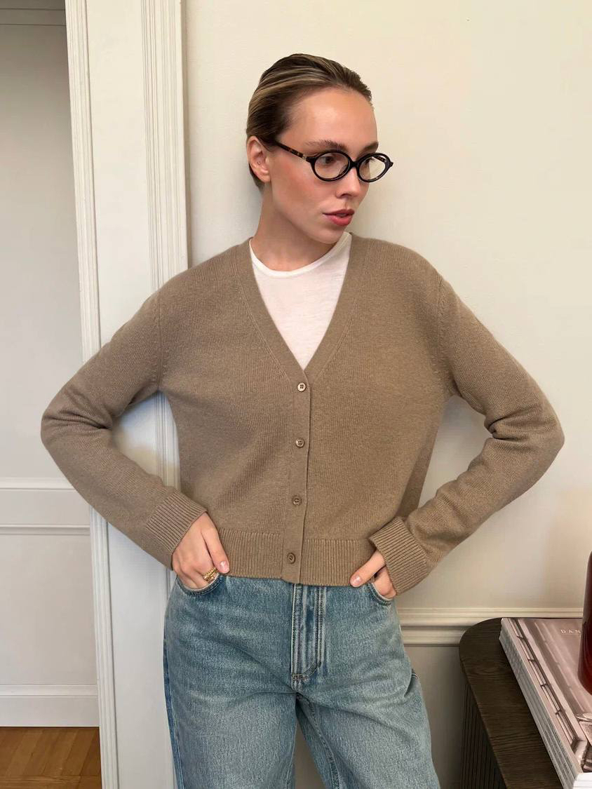 Кардиган, в котором хочется провести весь день 

Из мягкой и легкой смеси шерсти австралийского мериноса и кашемира. Резинки по краям не давят, а ткань не колется — можно носить поверх водолазки или топа без рукавов. Застегивается на перламутровые пуговицы

Больше новинок на сайте и в приложении 12 STOREEZ 