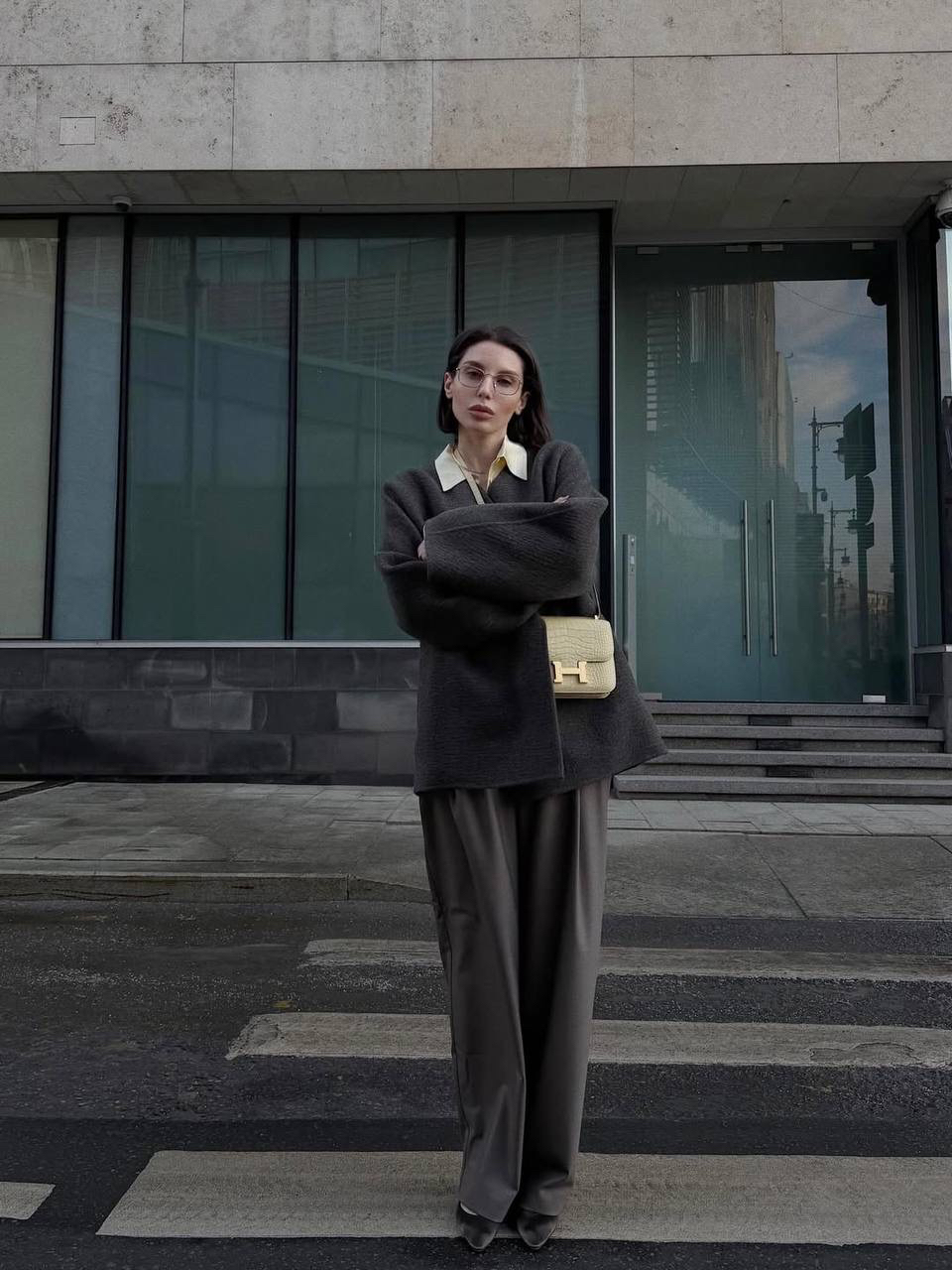 Для долгой прогулки на закате — пальто Ripple из кашемира

Модель без застежки и с глубоким запахом — удобно носить поверх свитера или рубашки. Все швы аккуратно спрятаны между двумя слоями ткани, поэтому пальто одинаково безупречно внутри и снаружи.

Больше изделий для вашего гардероба на весну можно найти на сайте и в приложении 12 STOREEZ