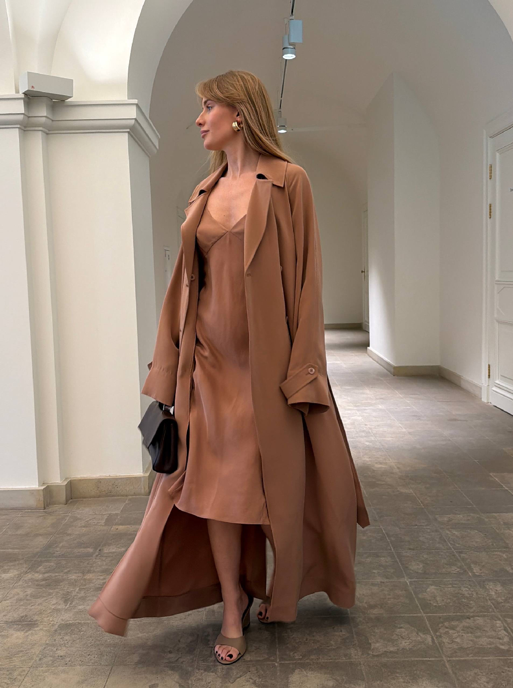 2 в 1 — платье-тренч Gallery из шелка Mulberry

Благодаря особой обработке ткань мягче обычного шелка, она не блестит и не скользит по коже. Тренч объемный, легкий и аккуратный внутри: мы отказались от подкладки и закрыли все швы тонким кантом. Стилизуйте его как платье или часть многослойного образа с комбинацией мини.

Примерить оба варианта можно в магазинах 12 STOREEZ

