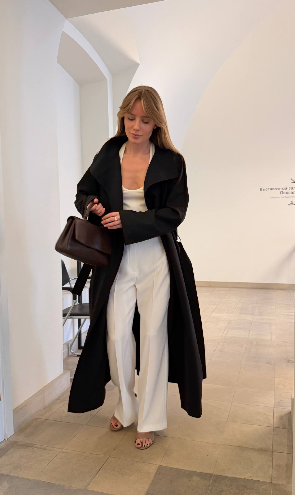 Образ для теплых выходных — топ Oyster и брюки Plaza + плащ Tokyo

Топ из тонкого шелка Mulberry — обновленный бестселлер: мы сделали проймы и вырез более закрытыми, чтобы вам было удобно двигаться в течение дня. Брюки из смеси мериноса и шелка держат форму и садятся точно по фигуре, а в плаще из легкого шерстяного твила будет комфортно даже в +13 °C.
