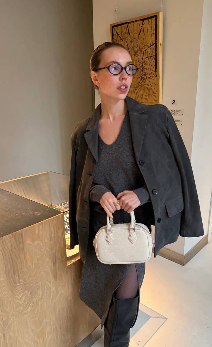 Пиджак Suave из замши

Однобортный базовый пиджак с аккуратной линией плеча и лацканами — наш бестселлер. Мы выбрали для него натуральную замшу глубокого графитового оттенка, пластичную и плотную. Внутри — шелковистая подкладка, пиджак можно легко надеть поверх шерстяного джемпера или лонгслива. 
