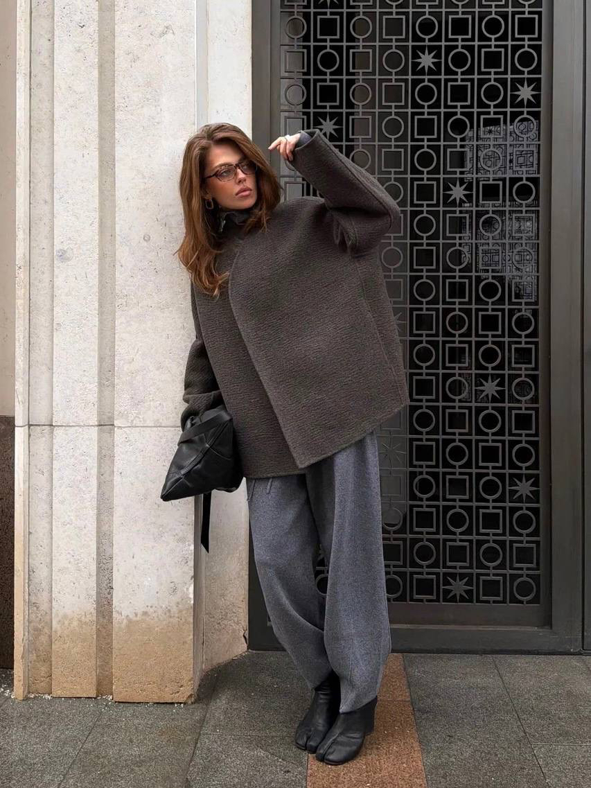 Новинка в нашей коллекции — пальто Ripple

Из кашемира из Внутренней Монголии — одного из самых нежных и теплых видов кашемира. Все швы аккуратно спрятаны между двумя слоями ткани, поэтому у пальто нет подкладки. Изделие без застежки и с глубоким запахом — один и тот же размер подходит большинству фигур.