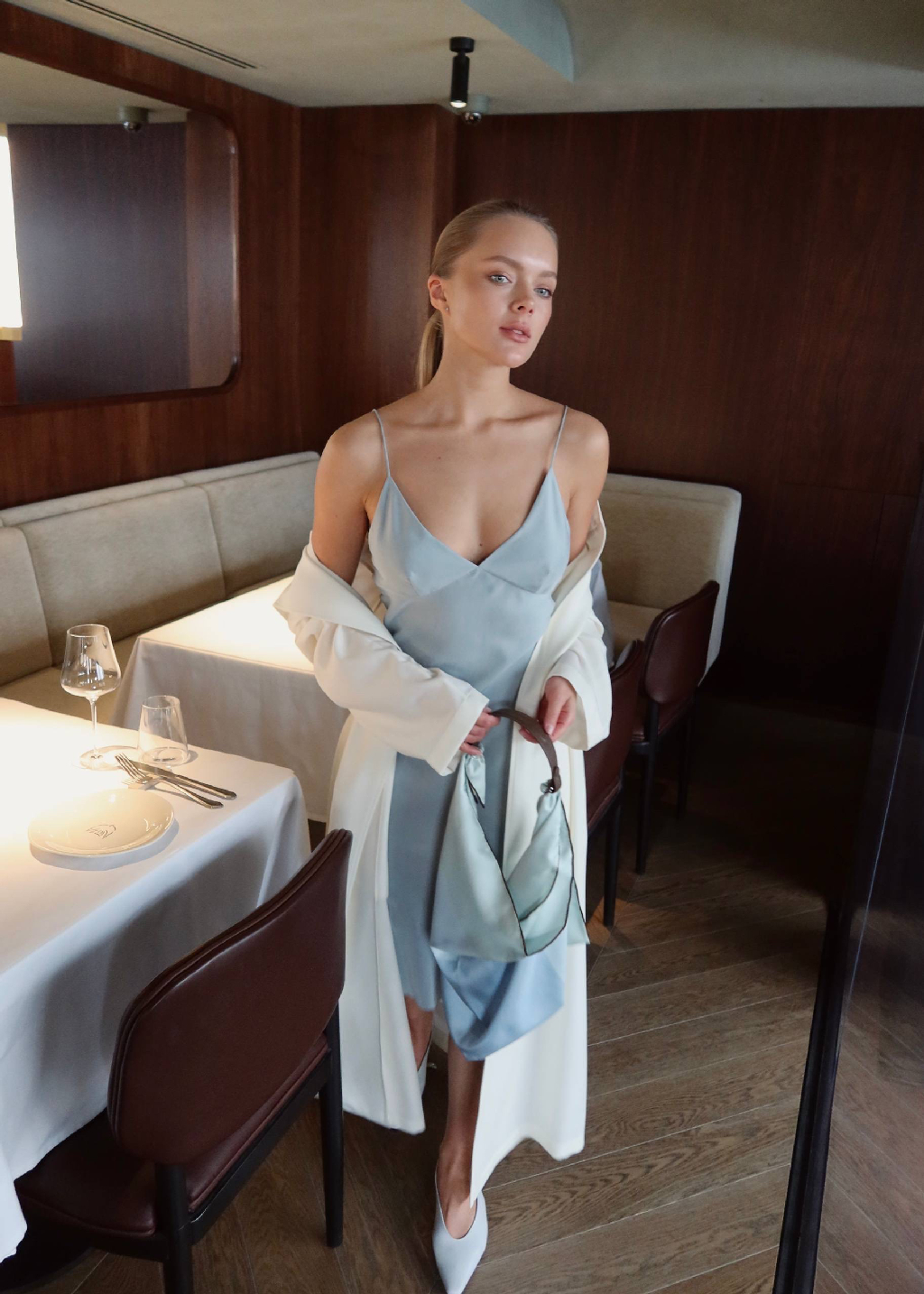 Что заменит вашу любимую комбинацию этим летом? Платье Gallery из шелка Mulberry

Ткань для этой модели прошла особую обработку в специальных барабанах с мелкими абразивными частицами. Она стала мягче обычного шелка, не блестит и не скользит по коже. Чашки мы сделали двухслойными — они не прилегают и не просвечивают, а за счет кроя и глубокого выреза на спине платье подчеркивает фигуру.

Есть в двух оттенках: серо-голубом и карамельном. Выбрать свой цвет можно на сайте и в приложении 12 STOREEZ
