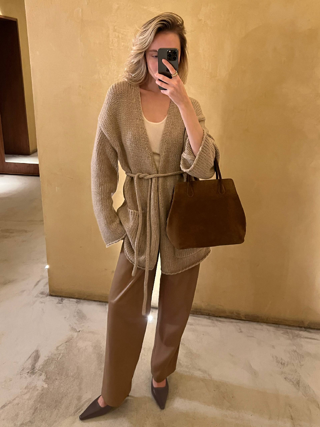 Пух 8 коз = 1 кардиган Chainmail из кашемира

Пряжа для него — разработка фабрики MORO, которая сотрудничает с Hugo Boss, Bogner, Armani и Givenchy. В основе — вязаный шнурок из нескольких нитей, который получается тугим и гладким. Такая технология делает нить прочной и устойчивой к пиллингу. 

Кардиган прямой, с широкими рукавами и вязаным поясом, который подчеркнет талию. Уютный, но тяжелый из-за количества кашемира: на одно изделие уходит пух 8 коз.