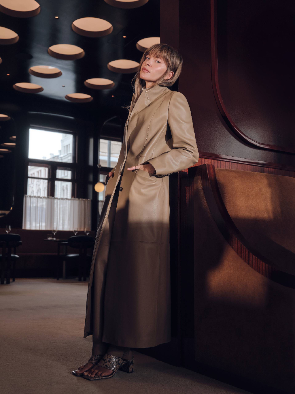 Отражение весны — новая капсула GI 

В ней — любимые модели креативного директора 12 STOREEZ Ирины Голомаздиной: платья и юбки из пластичной кожи, мягко повторяющей линии тела, фактурный текстиль c деликатным блеском.

Эти изделия из особо ценных материалов мы создали в ограниченном количестве. Они про гардероб вне времени — продуманный, цельный, тот, к которому возвращаешься годами.
