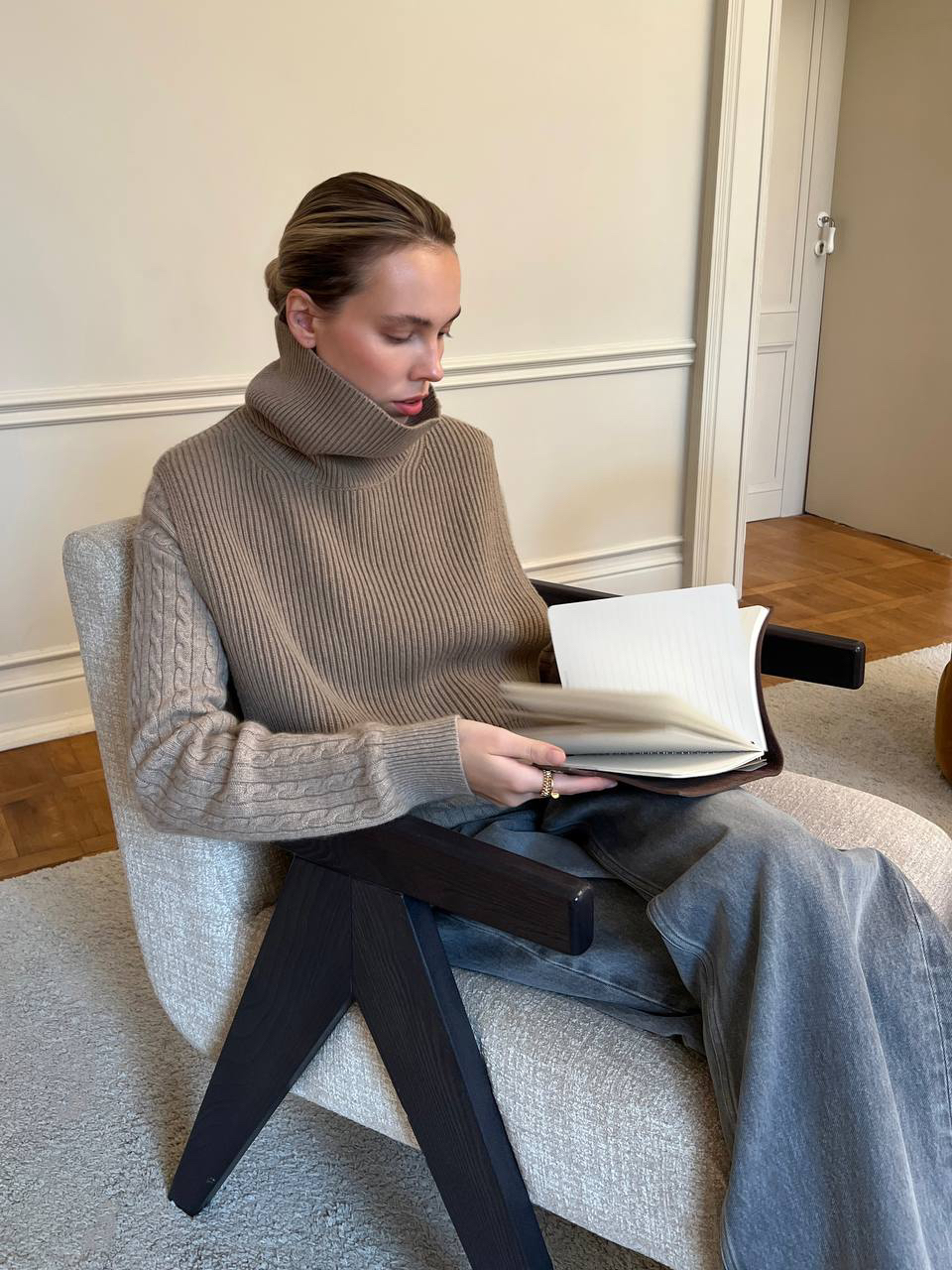 Вместо шарфа к вашему пальто — теплая манишка

Из шерсти и кашемира с высоким воротником, как у свитера. Из-за плотного плетения манишка не потеряет форму даже спустя сезон. Длина чуть выше талии — можно надеть вместо жилета с рубашкой или под объемный джемпер

Больше аксессуаров на холодный сезон — на сайте, в приложении и магазинах 12 STOREEZ