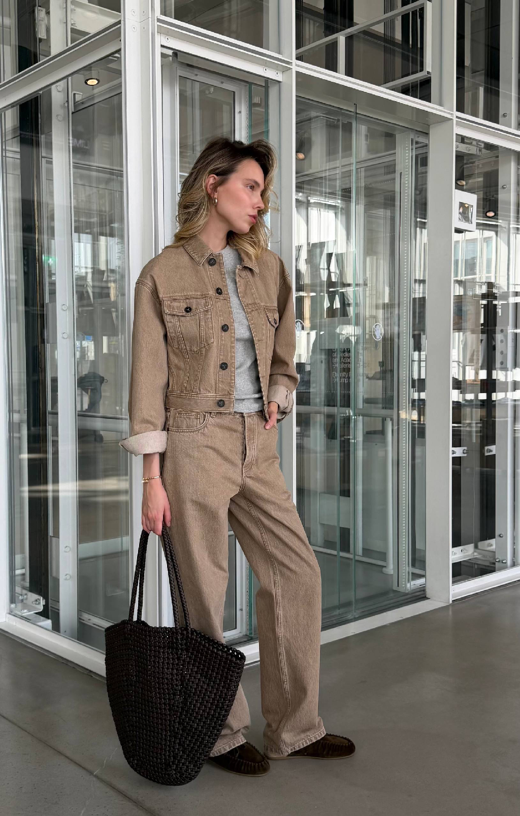 Образ из денима на каждый день — куртка Yuma + джинсы Straight 323

Для изделий мы выбрали плотный и тактильно приятный деним, который выварили из глубокого коричневого цвета до песочного.

Модель Yuma — укороченная и компактная версия классической куртки Trucker. Она подчеркнет талию и станет альтернативой жакета или легкого бомбера. А наш бестселлер — прямые джинсы Straight 323 — удлиняют силуэт и садятся точно по фигуре.

Больше идей для вашего гардероба можно найти на сайте и в приложении 12 STOREEZ
