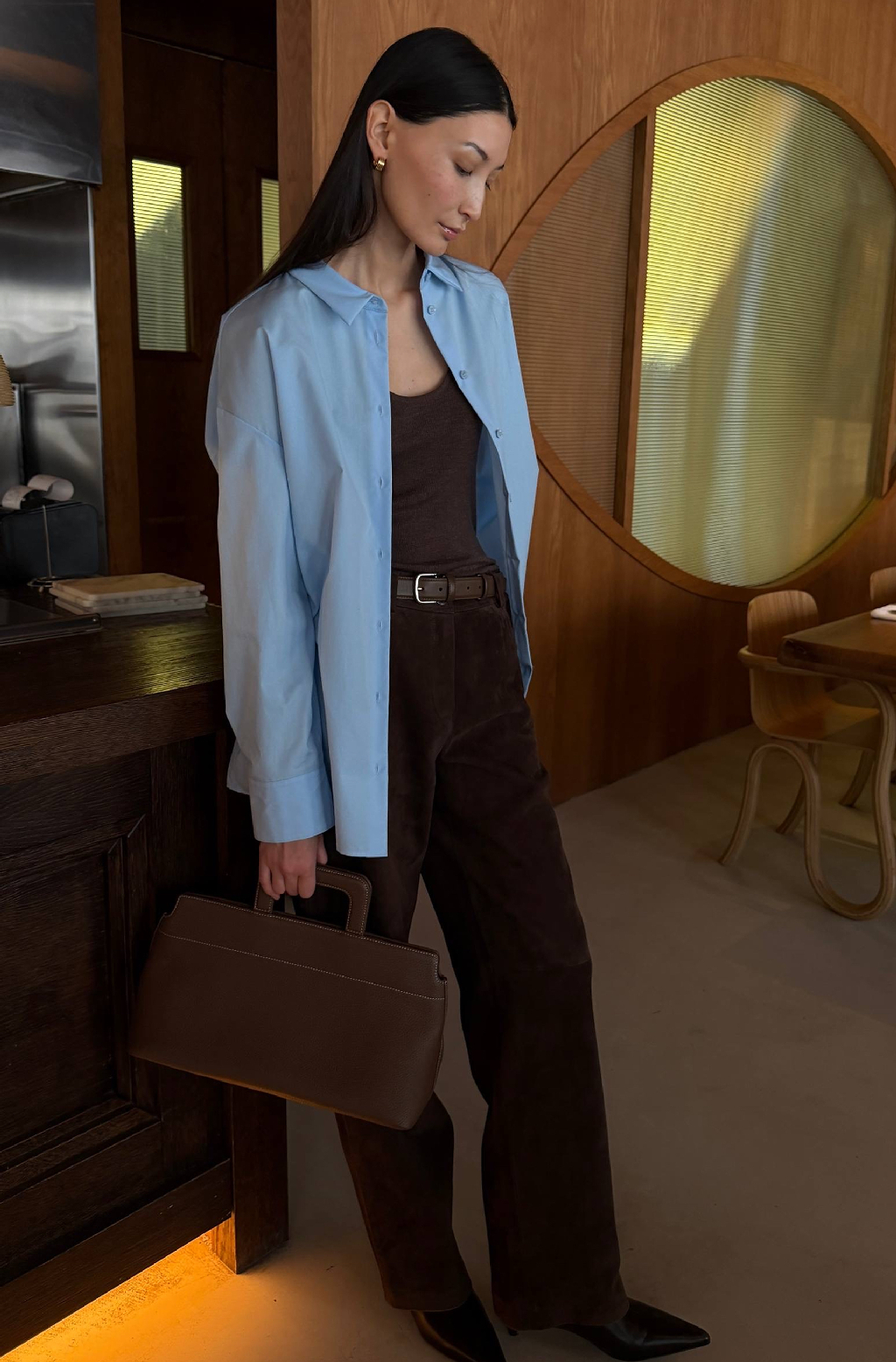 С чем носить изделия в трендовом цвете baby blue?

• Голубой + кофейный

Например, к рубашке Tilda подойдут замшевые брюки и кофейный топ Souffle. 

• Голубой + горький шоколад

Платье Carolyn из шерсти и шелка дополнит кожаный тренч и замшевая сумка Ingrid в цвете горького шоколада. 

• Голубой + бежевый

К шелковому костюм Alice Blue — бежевое пальто Harmony из шерсти и кашемира. 

Больше идей для экспериментов с цветом можно найти на сайте и в приложении 12 STOREEZ