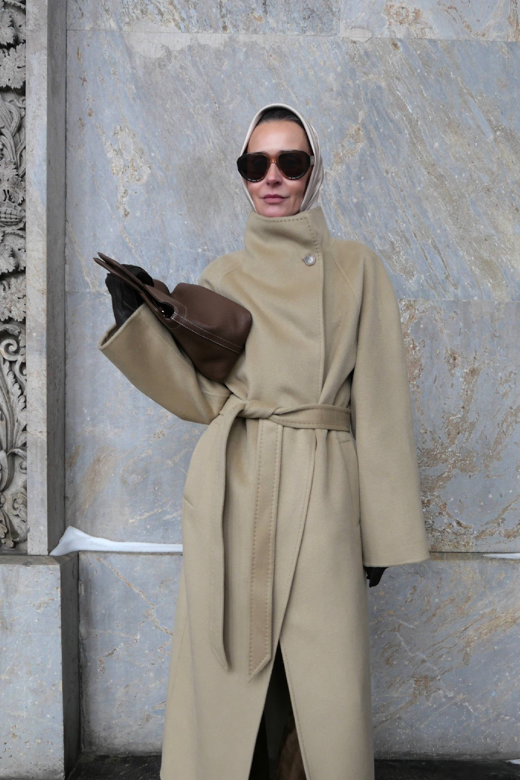 2 идеи для образов с пальто Colette

Для долгих прогулок — мягкий джемпер Souffle, замшевые брюки, теплый капор и лоферы на меху. Для офиса и встреч — кардиган и брюки Jasmin, сапоги на каблуке и лаконичная сумка PhD.

Высокий воротник пальто можно поднять и зафиксировать пуговицей, а талию подчеркнуть поясом — меняя силуэт в течение дня.