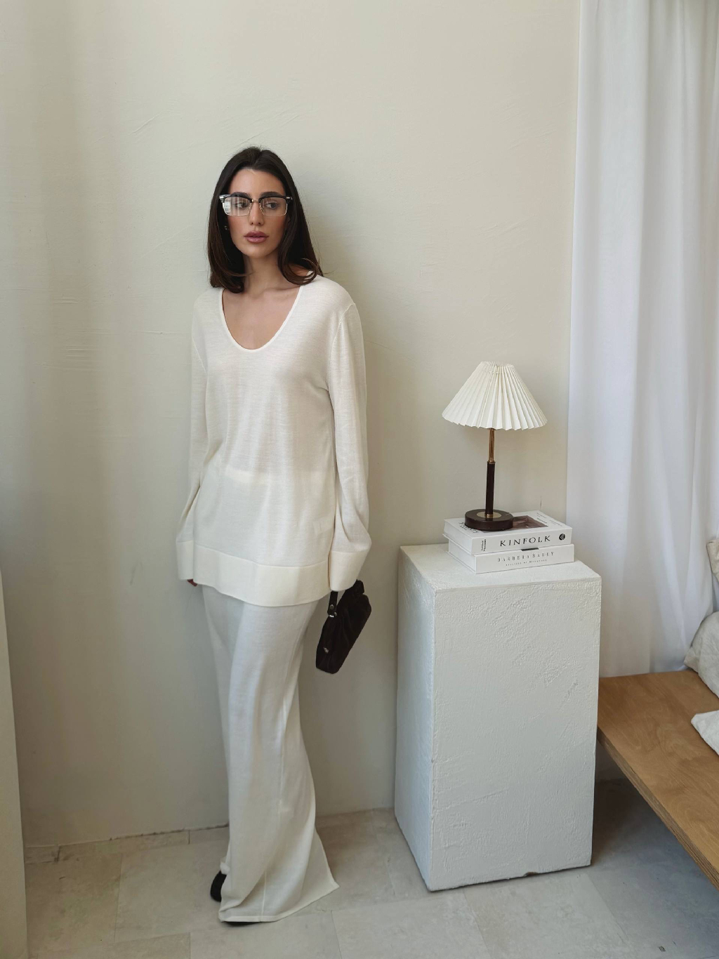 Костюм, в котором захочется встречать весну — комплект Camelia

Связан из тонкой мериносовой шерсти и натурального шелка. Такой материал мягко драпируется и деликатно блестит. 

Джемпер тонкий и легкий, с удлиненным силуэтом и глубоким вырезом. Юбка подчеркивает бедра и вытягивает силуэт. Мы сделали разрез длинным, чтобы в ней было комфортно сидеть и ходить быстро, а пояс — эластичным, чтобы добиться посадки по фигуре.

Примерить комплект и выбрать свой оттенок можно в магазинах 12 STOREEZ