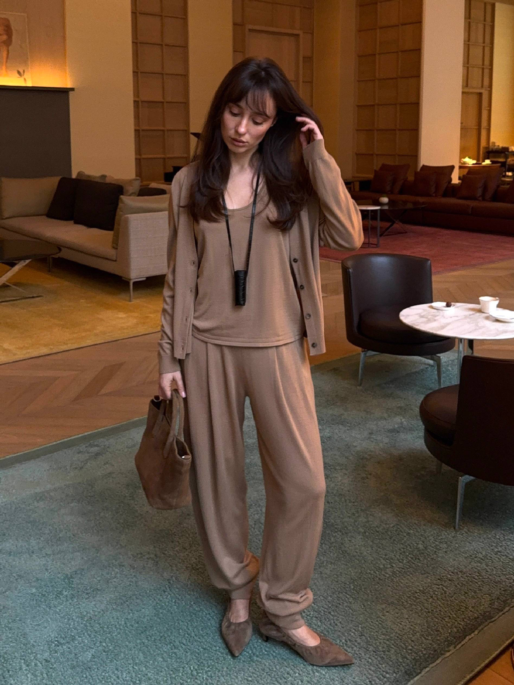 Костюм, который почти не ощущается на теле — модель Jasmin

Мы сшили его из нежного воздушного трикотажа из шерсти мериноса и кашемира — как в нашей домашней линии.

Такой кардиган мы уже выпускали и теперь доработали: сделали вырез менее глубоким — посадка стала комфортнее. Топ с широкими бретелями не сползает, а брюки не добавляют лишнего объема и садятся по фигуре благодаря эластичному поясу и манжетам.

Эти и другие новинки можно найти на сайте, в приложении и магазинах 12 STOREEZ