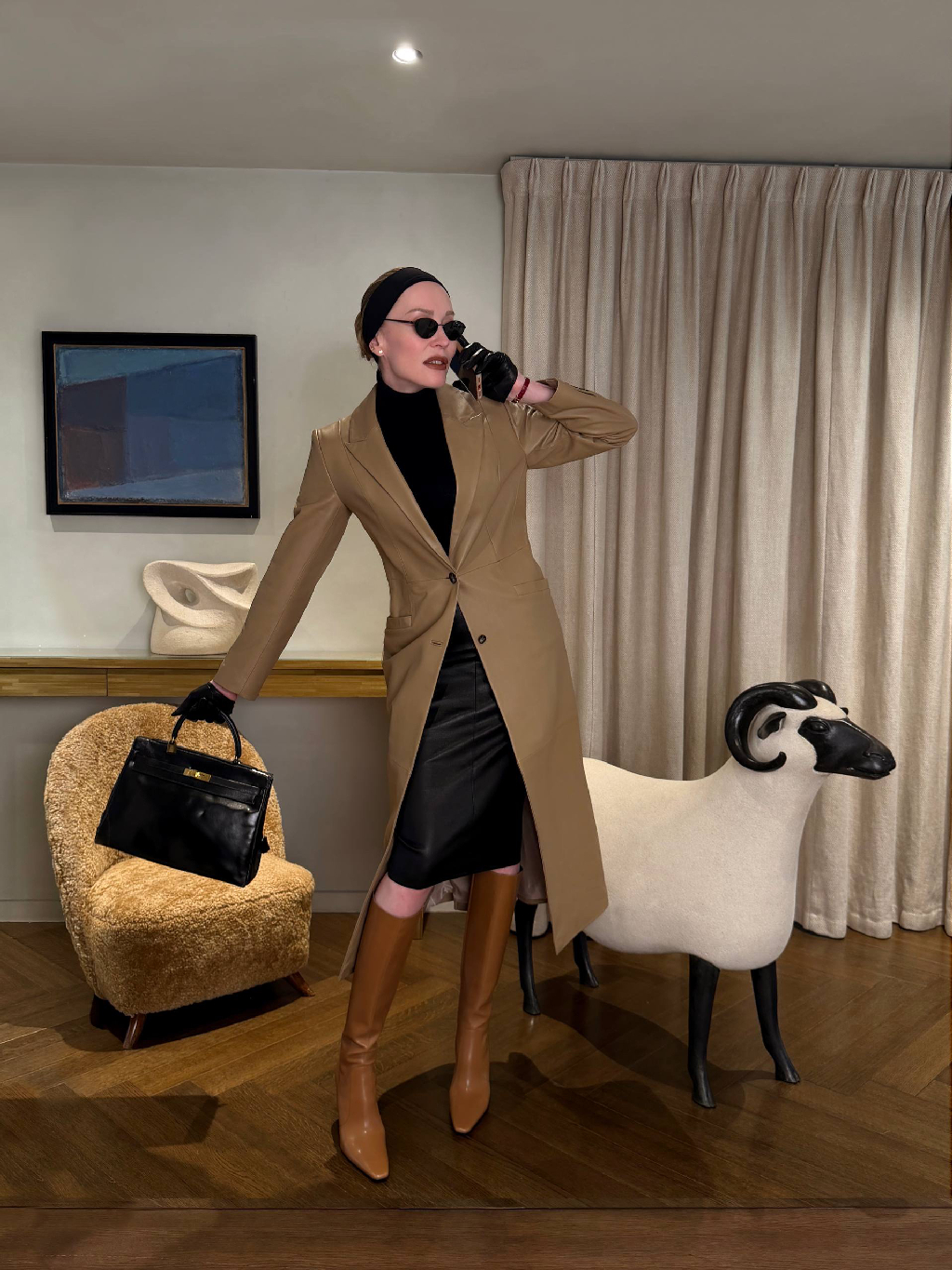 Выбор Натальи Давыдовой из капсулы GI — тренч Supernova из мягкой, но плотной кожи. В основе силуэта — крой любимого пальто модели Натальи Водяновой. Тренч подчеркивает линии вашей фигуры и не сковывает движения.