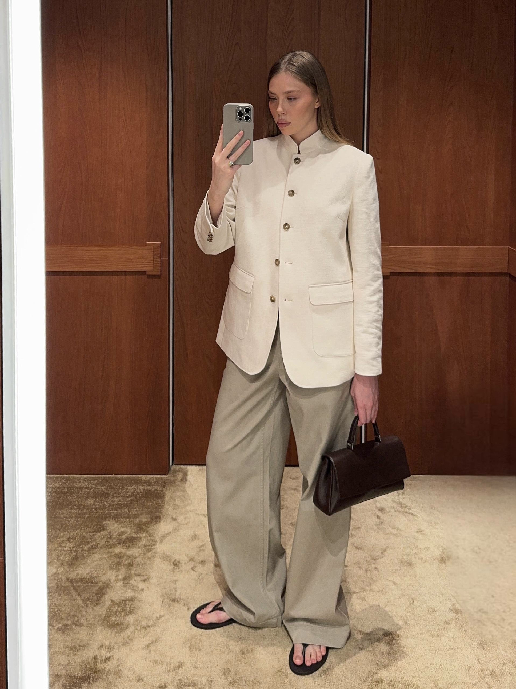 Жакет в трендовом «гусарском» силуэте — модель Iman 

Из фактурного хлопка с эффектом меланжа: сложным, «живым» рисунком с мягкими переходами цвета. Жакет минималистичный, с округлыми, плавными линиями и прямым силуэтом. Для подкладки мы выбрали дышащую и тонкую вискозу с хлопком — модель комфортно носить даже в жаркие летние дни.
