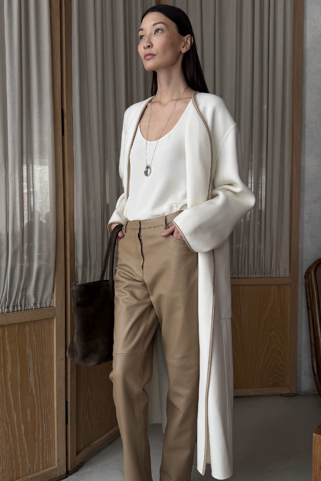 Альтернатива кардигану этой весной — легкое пальто Angie

Для изделия мы выбрали тонкую шерсть мериноса с кашемиром — она тактильно приятная и сохраняет тепло. Все швы спрятаны между двумя слоями ткани, поэтому пальто выглядит аккуратно как снаружи, так и изнутри. Модель без застежки, с поясом, который подчеркивает талию.
