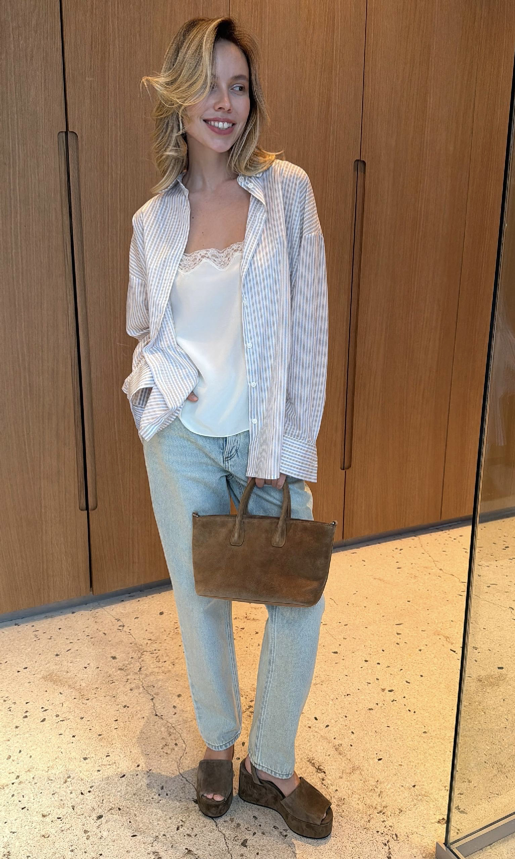 Для тех, кто скучает по морю — рубашка Bureau

Для нее мы выбрали плотный мягкий хлопок с шелком в тонкую полоску. Особенность модели — пуговицы из речной ракушки. Длина позволяет носить рубашку заправленной — ткань красиво драпируется и создает выразительный объем.

Познакомиться с изделием и рассмотреть каждую деталь можно в магазинах 12 STOREEZ