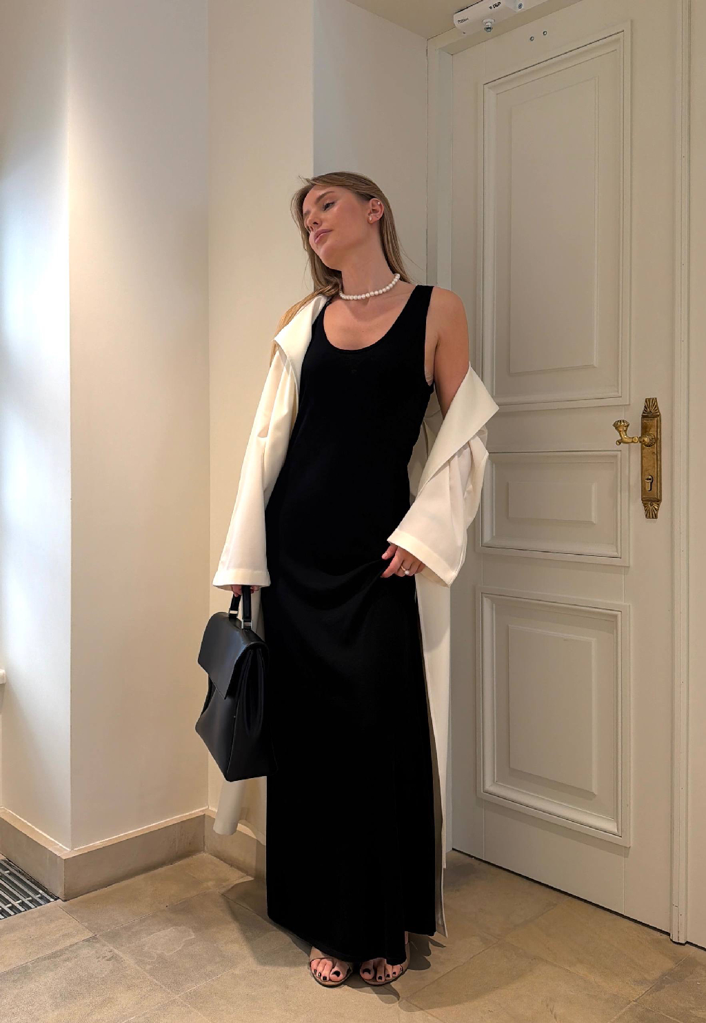 Для тех, кто выбирает длину макси — платье Mawata

Мы связали его из гладкого трикотажа на основе хлопка с шелком — тонкого, пластичного и дышащего. Силуэт напоминает платье-майку: полуприлегающий, подчеркивает фигуру и слегка расширяется книзу. 

Примерить изделие можно в магазинах 12 STOREEZ