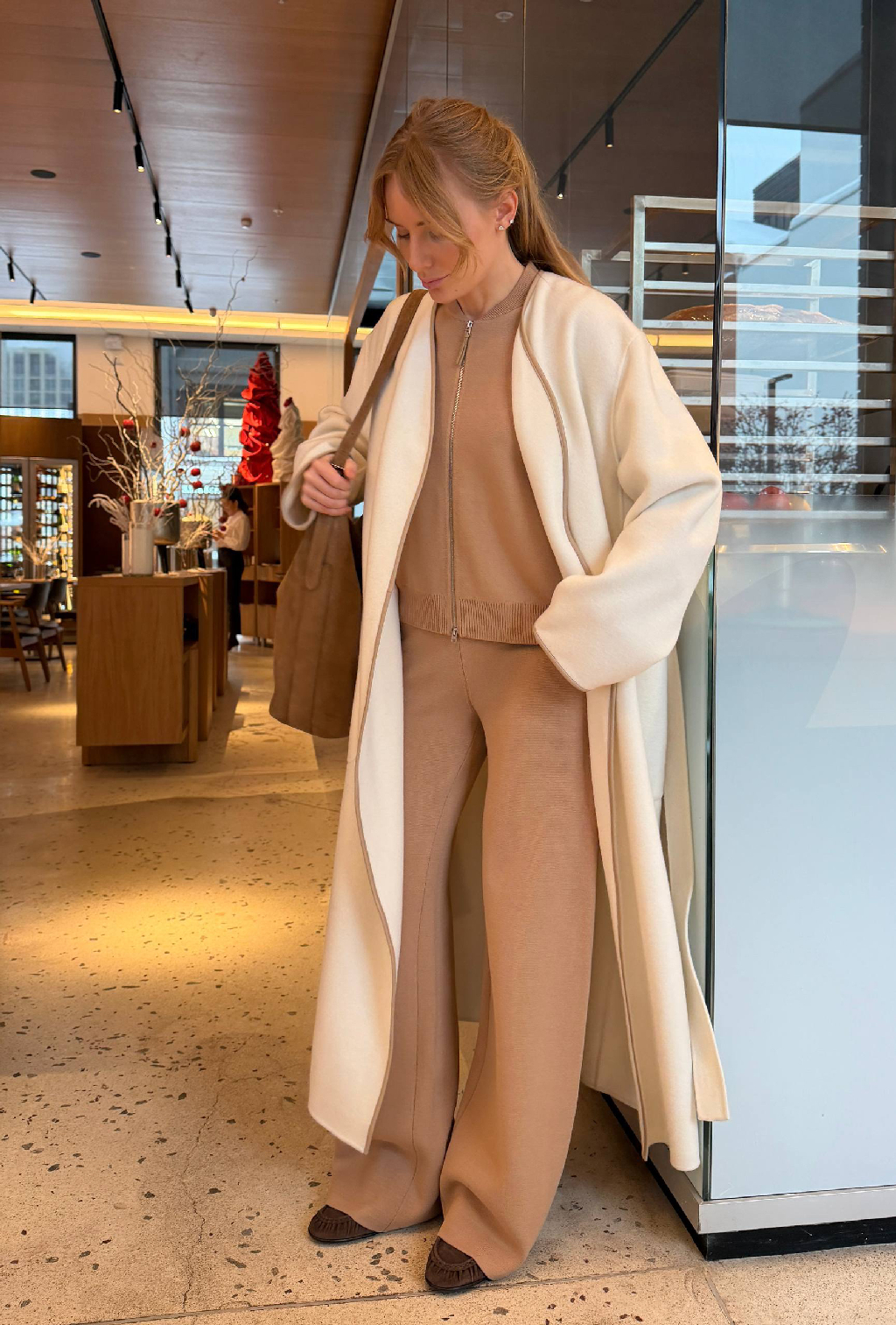 В чем провести выходные?

В костюме Lounge из гладкого трикотажа — он не мнется и держит форму весь день. К комплекту — легкое пальто Angie из шерсти и кашемира: ткань дышит и сохраняет тепло в прохладный вечер. Образ завершают теплые лоферы на меху и вместительная сумка Arc.

Все изделия ждут вас на сайте и в приложении 12 STOREEZ