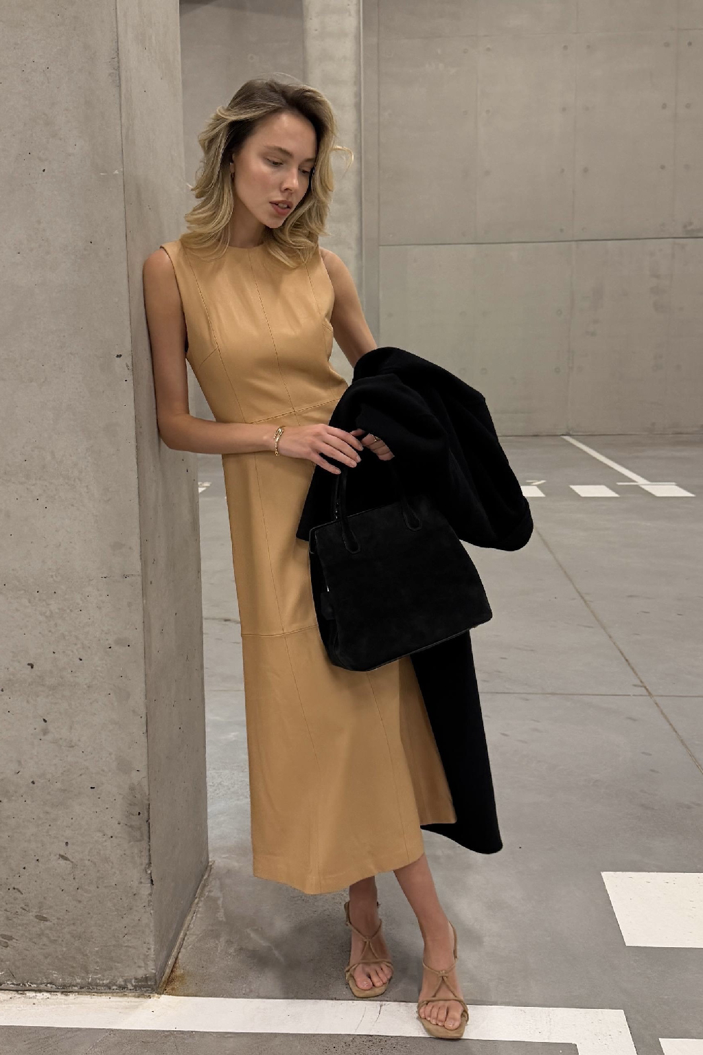 Новинка капсулы GI — платье Tyla 

Модель из мягкой гладкой кожи формирует женственный силуэт за счет акцента на талии и объемной юбки-макси. Внутри — подкладка из стрейч-материала, которая повторяет движения тела и помогает платью сохранять форму.

Примерить изделие и другие новинки капсулы можно в магазинах 12 STOREEZ