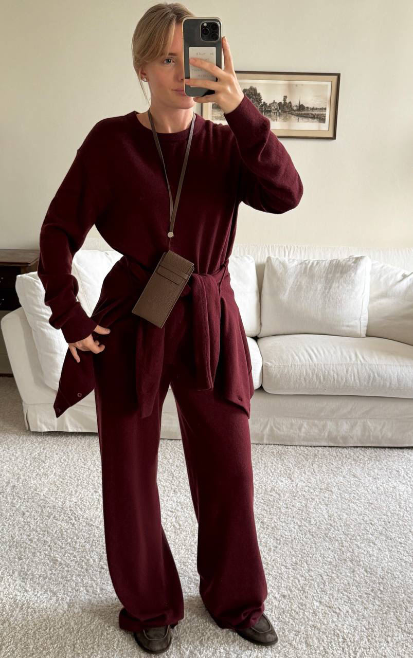 Основа для образов на каждый день — костюм Aura из мягкого кашемира

Мы связали его из пряжи китайского поставщика Consinee по итальянской технологии — такой кашемир похож на пряжу Loro Piana по легкости и мягкости волокна

Свободный джемпер — любимая модель наших покупателей. Тонкий, но теплый, держит форму, а резинки по краям помогают добиться идеальной посадки. Наш бестселлер — легкий кардиган — теперь дополнен рельефной отделкой. Носите в комплекте с брюками или отдельно — с шелковыми платьями и денимом

Идеи для образов на осень ждут вас на сайте и в приложении 12 STOREEZ 