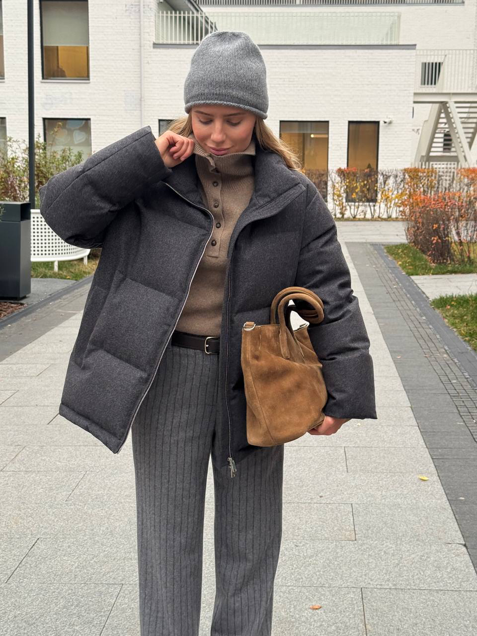 Самый мягкий пуховик в коллекции — модель Altai 

Из теплой шерсти мериноса и пушистого кашемира с мембраной, которая отталкивает влагу и грязь. По нижнему краю кулиска, а внутри — карман на молнии. Легкий наполнитель из утиного пуха согревает в морозы, а высокий воротник и вязаные манжеты защищают от ветра

Ваш пуховик на холодный сезон — уже на сайте, в приложении и магазинах 12 STOREEZ. 