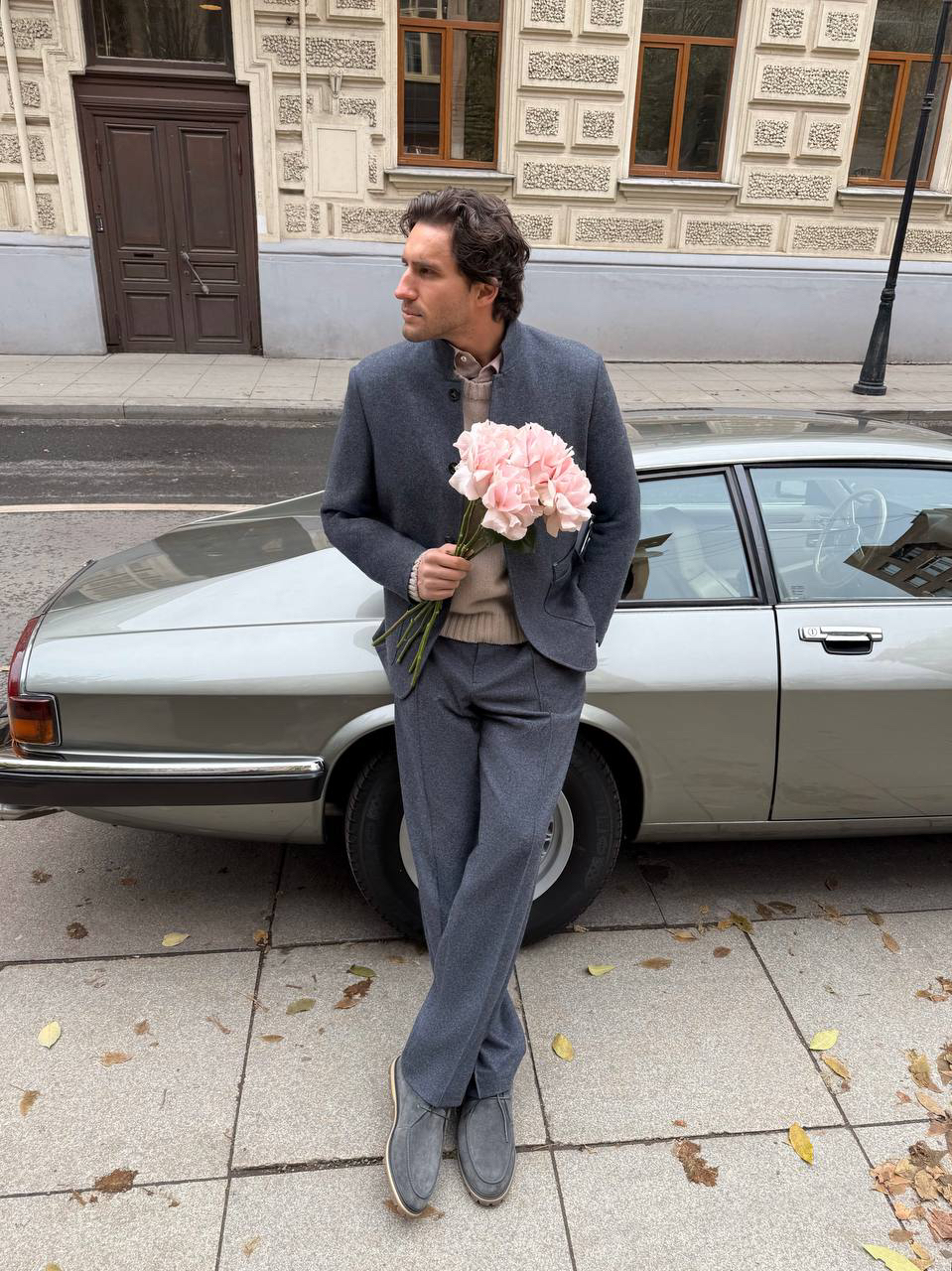 Альтернатива классическому костюму — модель из шерсти.

Мы добавили шелковистую подкладку в рукава пиджака, чтобы вам было легко надевать его на лонгслив или рубашку, а швы аккуратно закрыли кантом. Брюки со стрелками не сковывают движений, а частичная подкладка в передней части не дает вытягиваться коленям.

Больше изделий для мужчин — в разделе 12 STOREEZ MEN в нашем приложении. Устанавливайте его по ссылке, укажите дату вашего Дня рождения и получите 3 000 подарочных баллов за 7 дней до праздника 🤍   